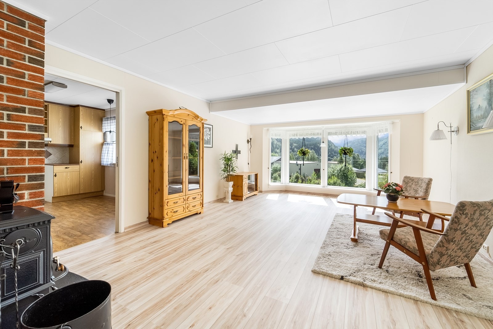 Stue og kjøkken bak. Vedovn. Galleribilde