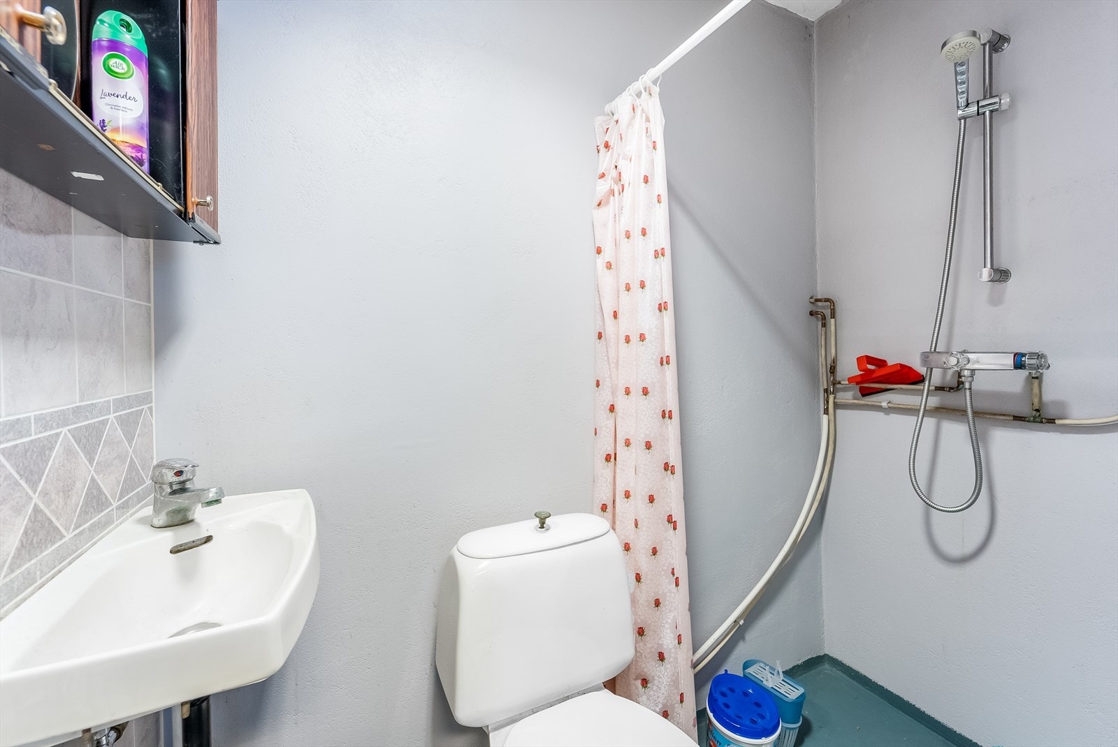 Bad/wc i kjeller. Innredet senere tid og ikke søkt godkjent/bruksendret. Galleribilde