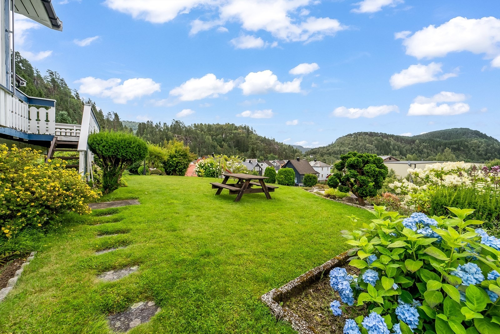 Hage på fremside av bolig. Galleribilde