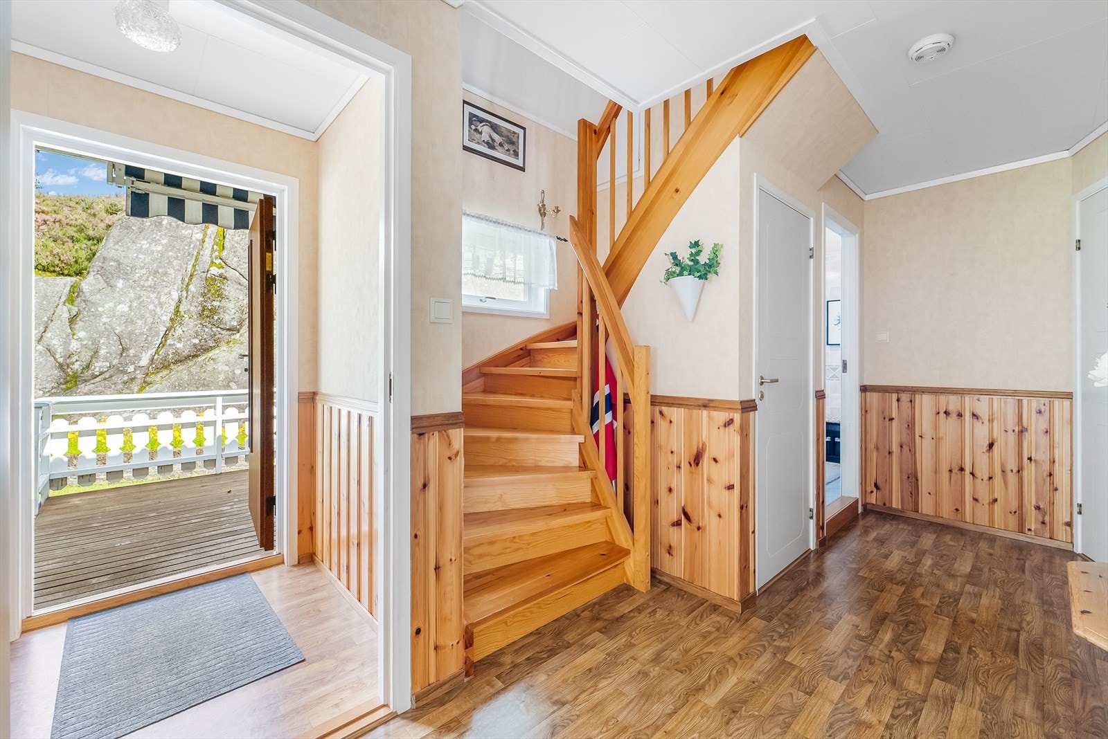 Gang og vindfang. Trapp til loft. Galleribilde