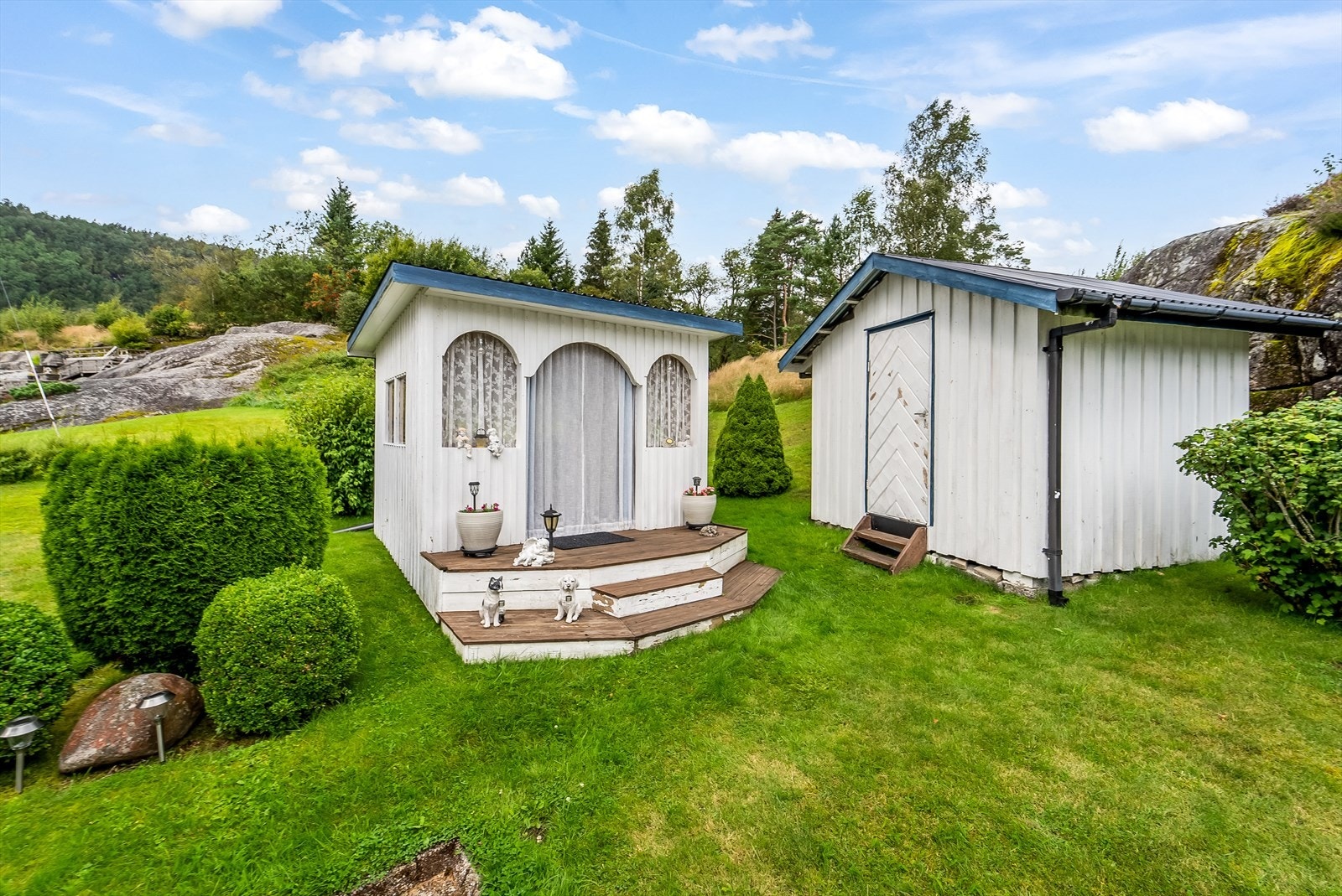 Ute stue/bod på tomten Galleribilde