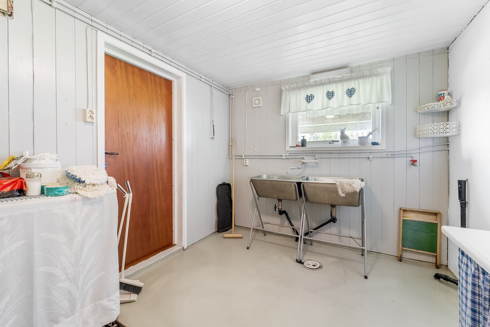 Vaskerom i kjeller med utgang. Galleribilde