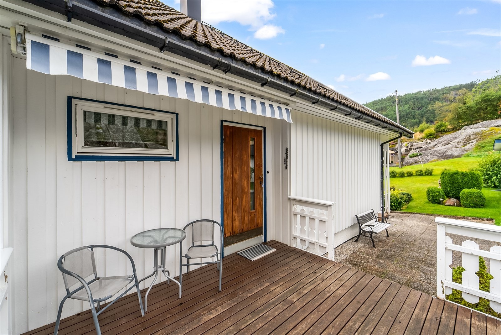 Inngangspartiet med terrasse og markise. Galleribilde