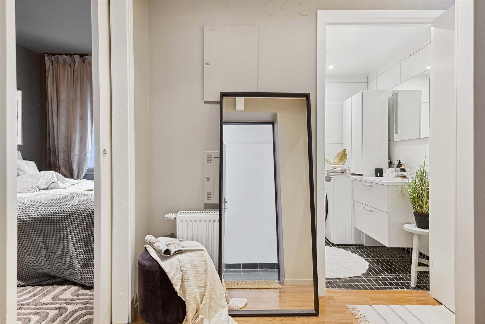 Med parkettgulv, downlights og harmonisk, moderne farge på vegger gir entreen et pent førsteinntrykk av leiligheten. Galleribilde