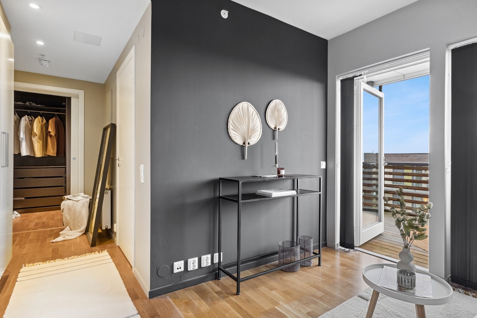 Stuen har dus farge på vegger og en mørkere kontrastvegg som gir rommet en fin dybde. Galleribilde