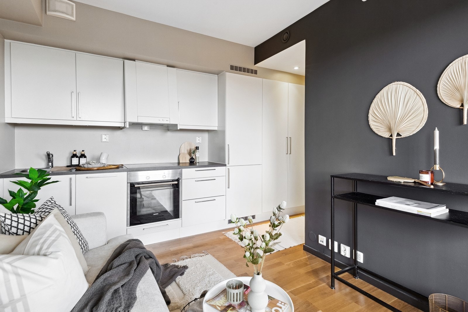 Kjøkkeninnredningen er i pent, tidløst design med hvite, glatte fronter. Galleribilde