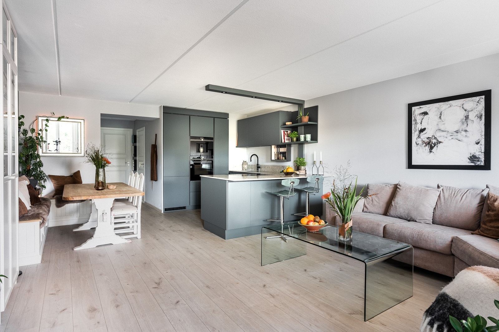 Ut mot stuen er det øy med barløsning, perfekt til måltider og gode samtaler, men også for lekselesing mens maten lages. Galleribilde