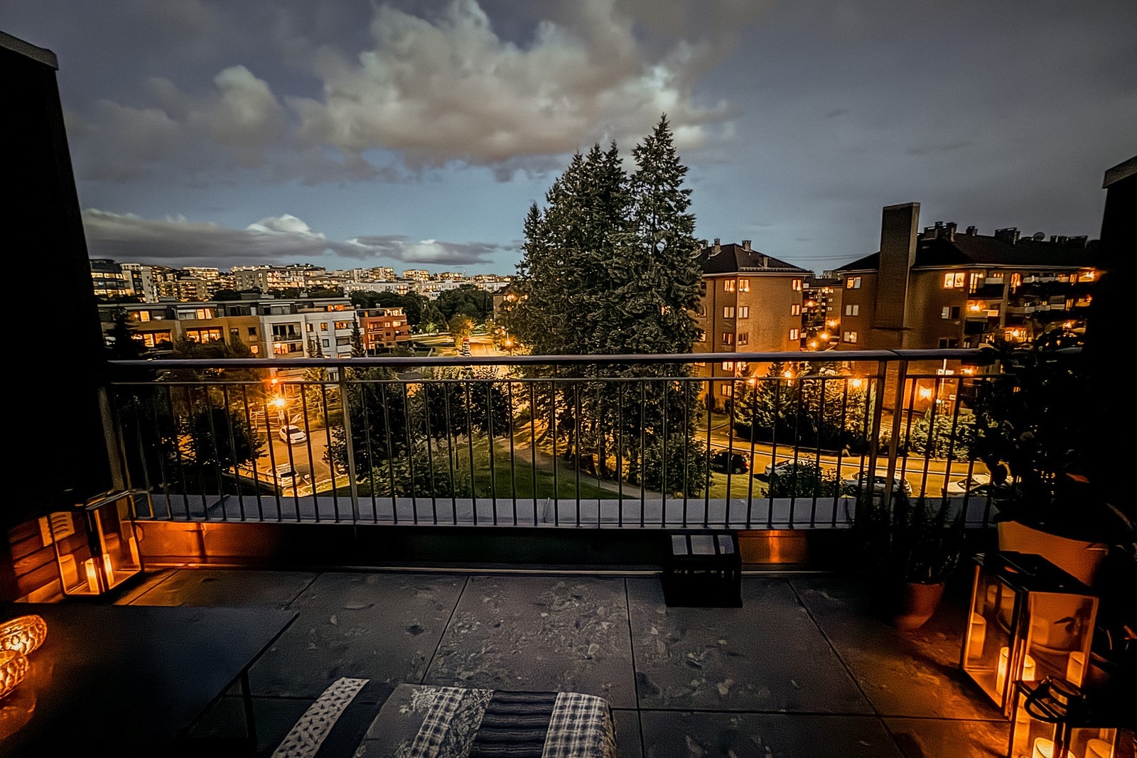 Også ved mørkets frembrudd kan man nyte verandaen. Galleribilde