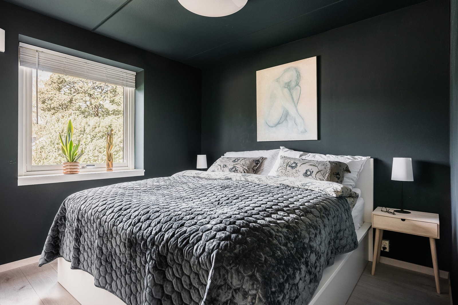 På hovedsoverommet er det skap, og overflatene er holdt i samme farge - lunt og stilrent. Galleribilde
