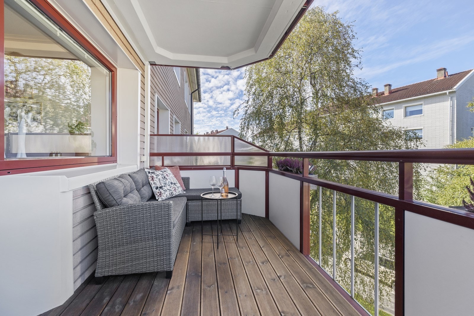 Her er det plass til sofagruppe og det er lagt terrassebord på gulvet Galleribilde