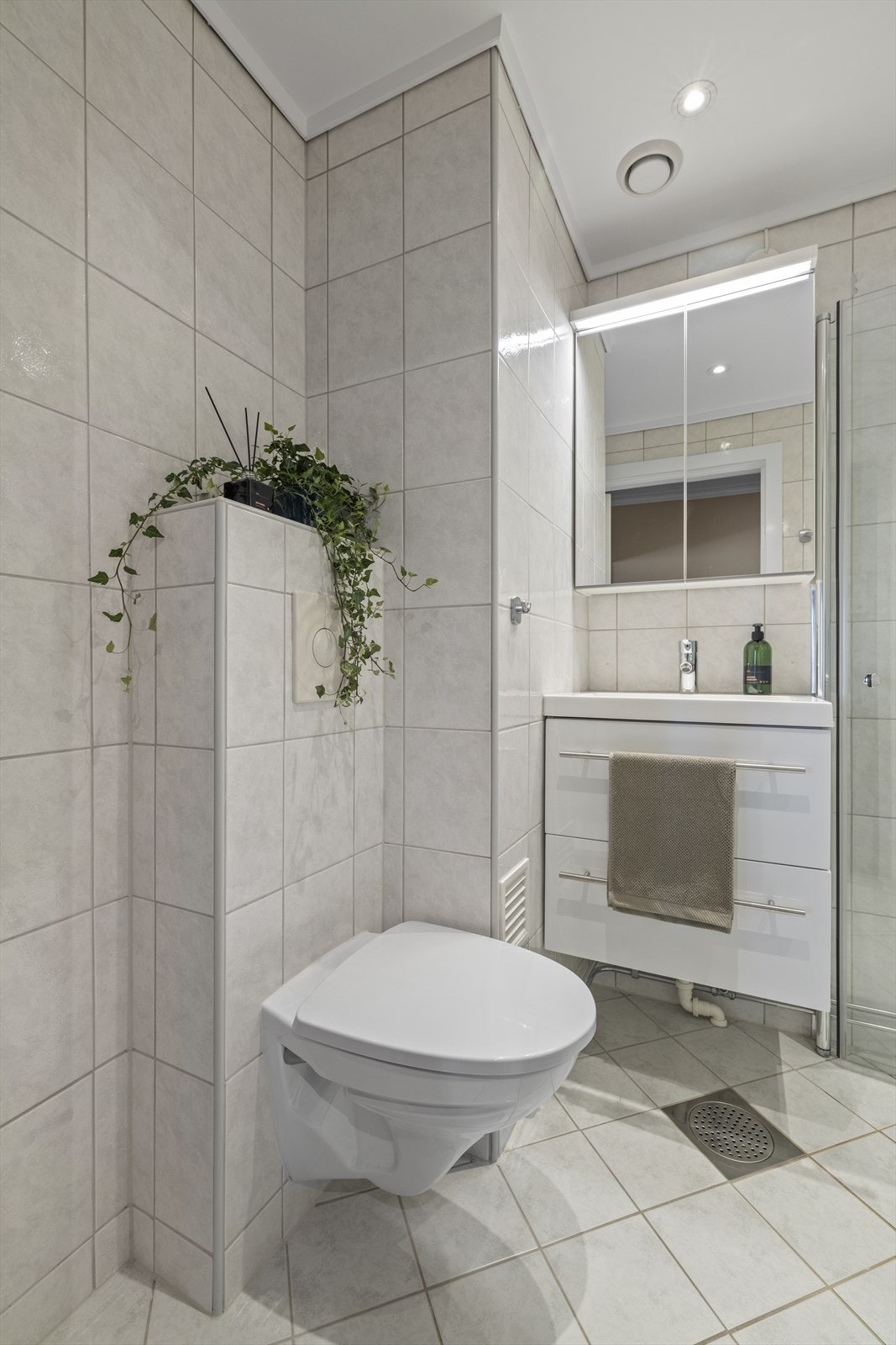 Det ble montert ny servant i 2016, nye downlights i 2020 og malt himling i 2021 Galleribilde