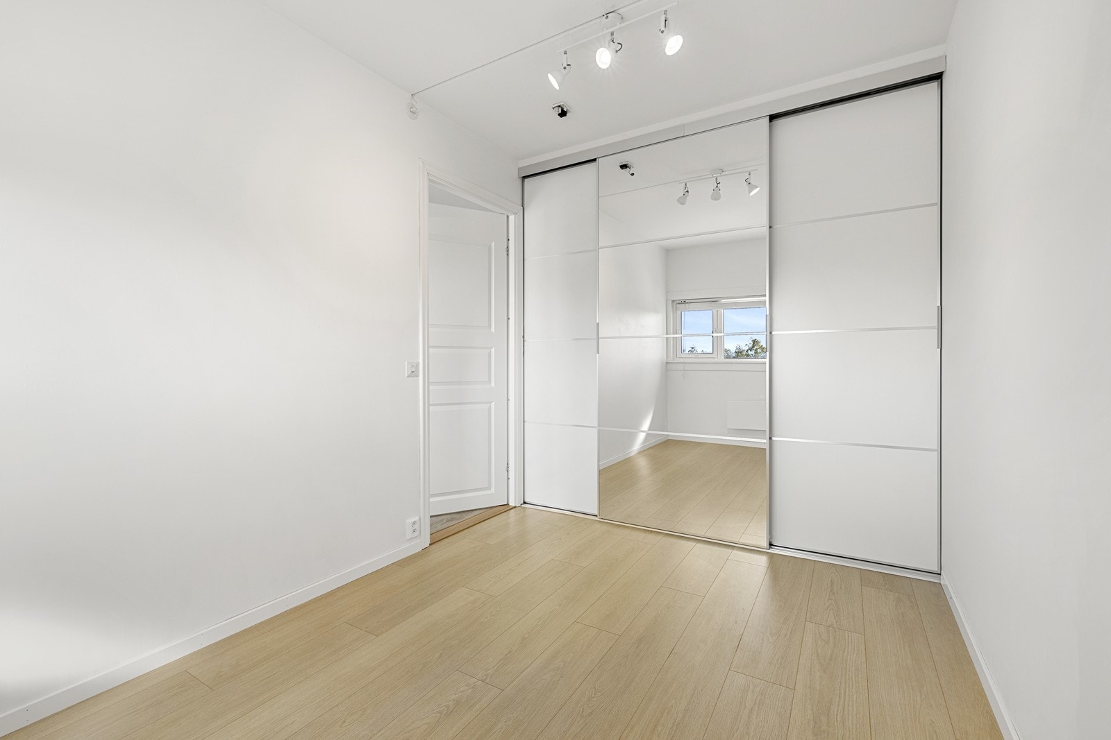 Skyvedørsgarderobe gir rikelig med oppbevaringsplass. Galleribilde