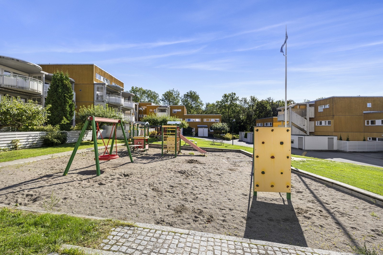 Hyggelig lekeplass for de minste utenfor blokken. Galleribilde