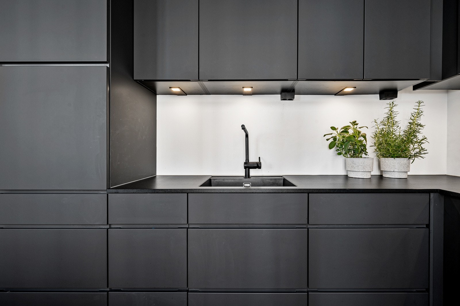 Benkeplate av laminert spon med underlimt komposittkum med ett-greps blandebatteri. Galleribilde