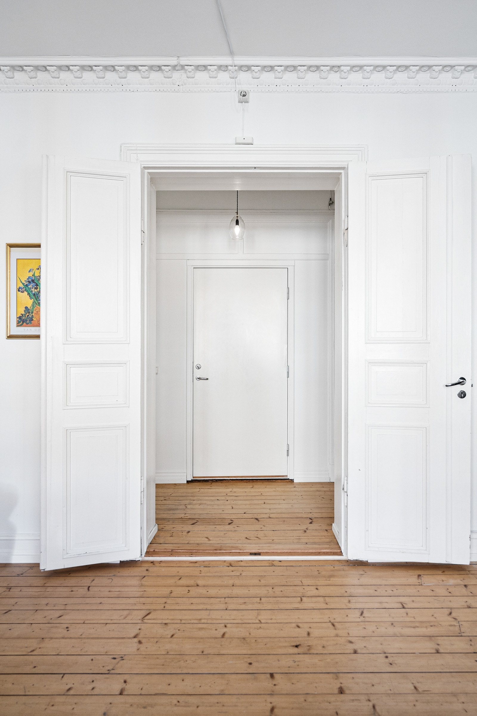 Stilig dobbeldør inn til stuen. Leiligheten er full av klassiske detaljer. Galleribilde