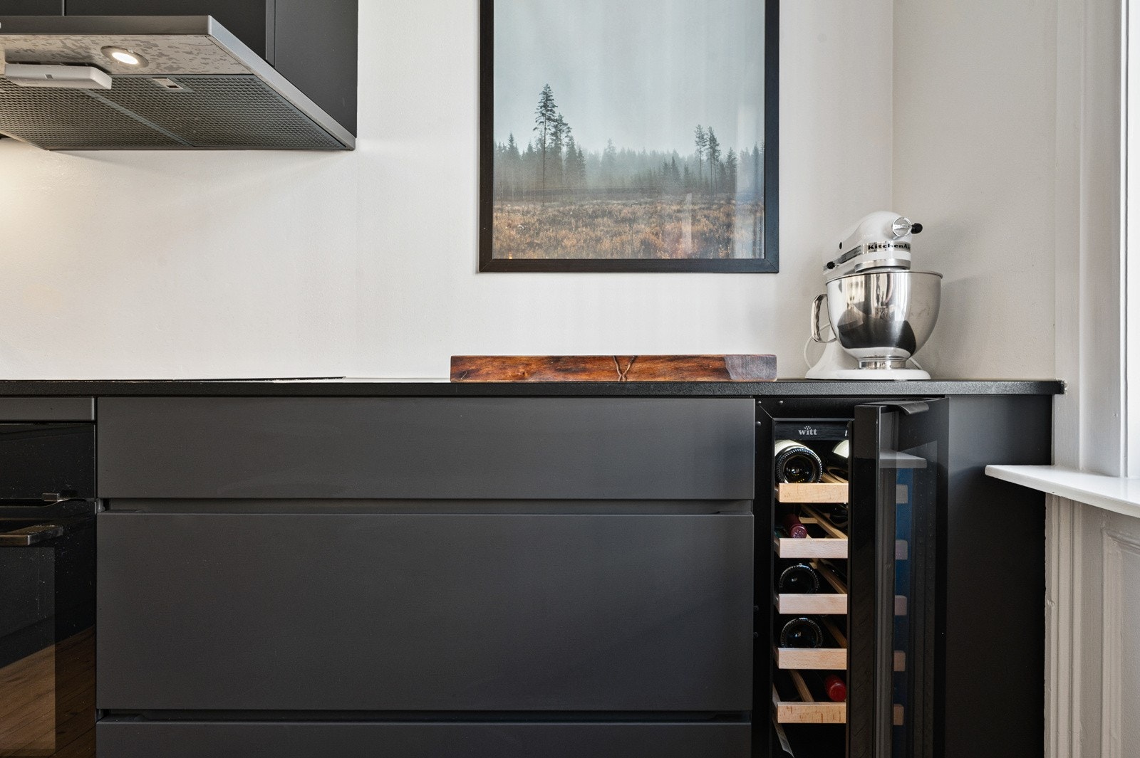 Integrert vinskap under benkeplaten. Galleribilde