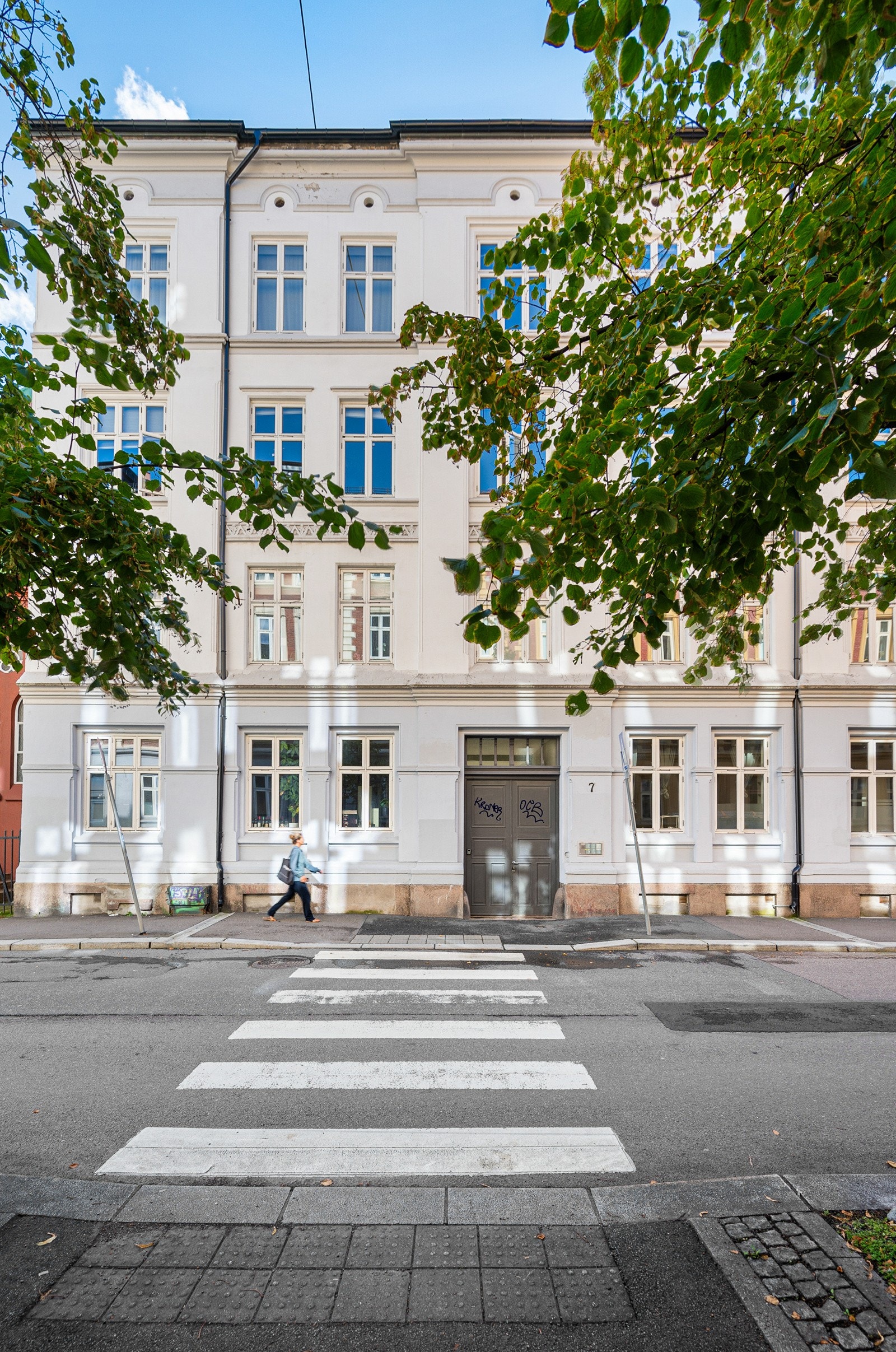 Klassisk bygård med flott fasade og inngangsparti. Galleribilde