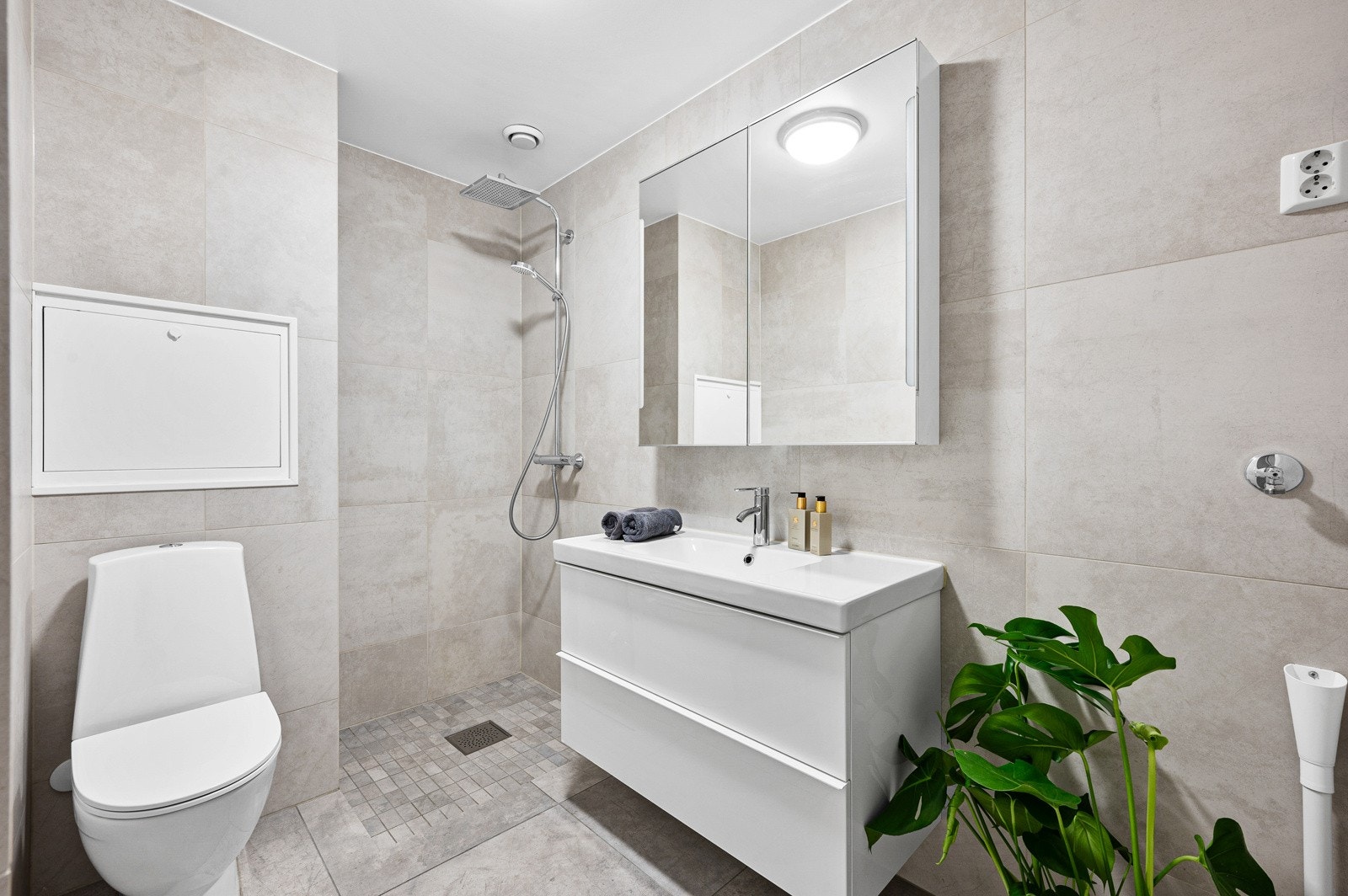 Delikat flislagt baderom med gulvvarme, pusset opp i 2017. Galleribilde