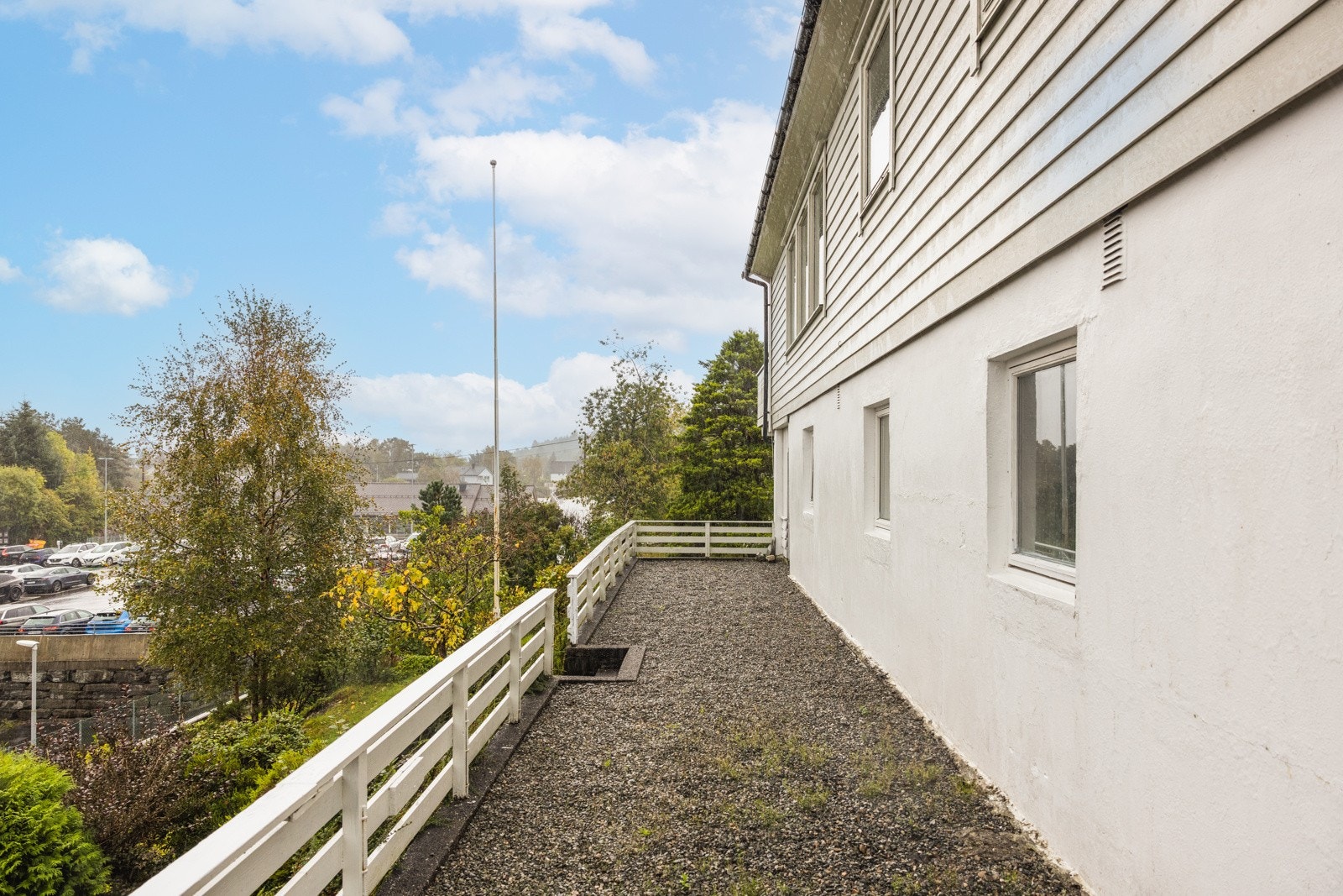 Gjennomgående rundt boligen har man pent opparbeidet grusveg, som gjør tilkomst enkelt. Galleribilde