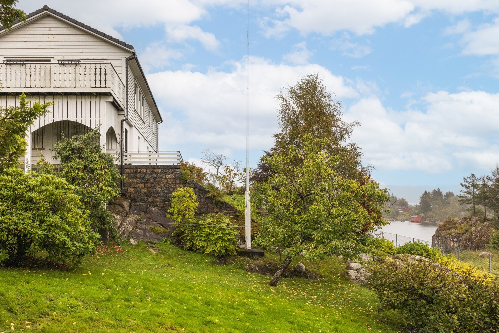 Rundt tomten har man flott grøntareal. Galleribilde