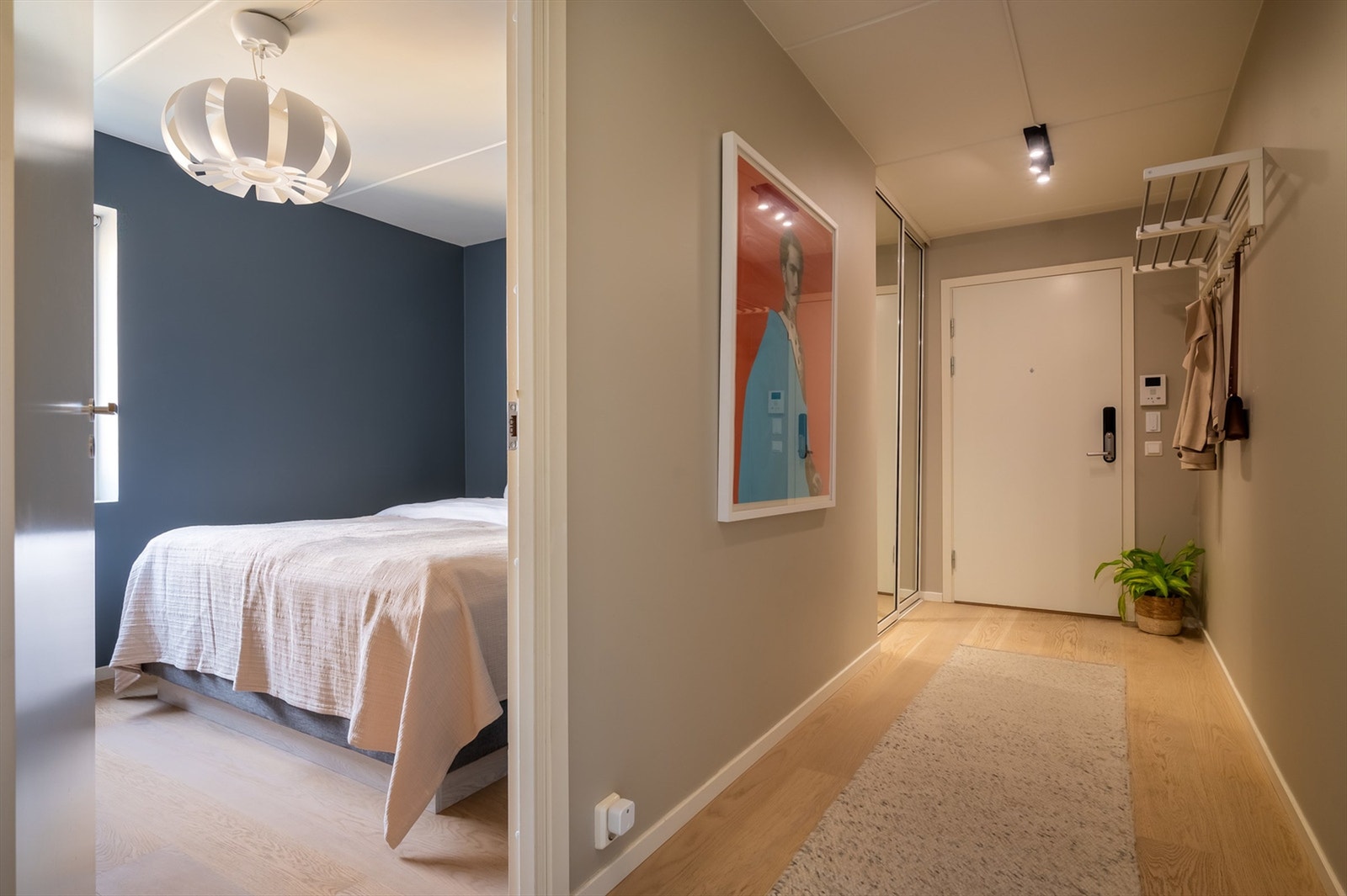 Innbydende entré med plass til oppheng av tøy og oppbevaring av sko. Skyvedørsgarderobe med ekstra lagringsplass. Flott enstavs parkettgulv. Adkomst til praktisk innvendig bod med ytterligere plass til klær, sko, utstyr, verktøy m.m. Galleribilde