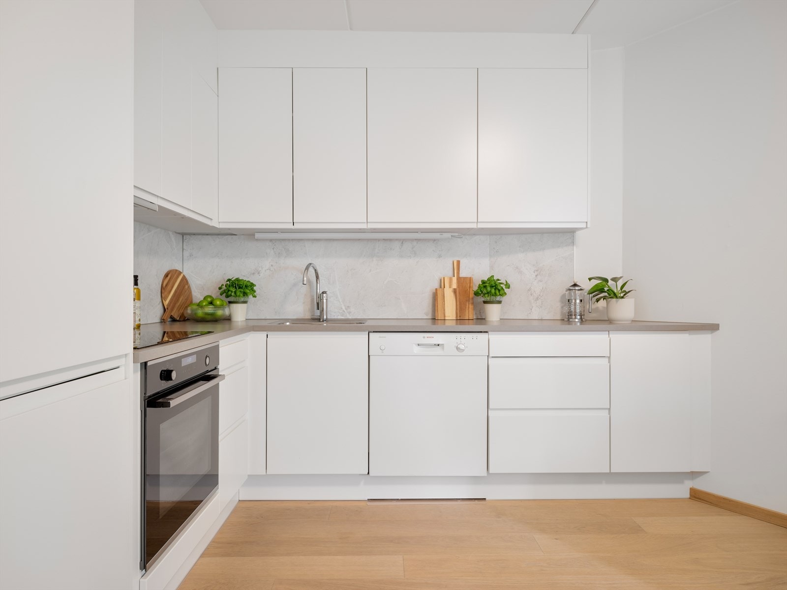 - Det er integrert kjøleskap, stekeovn og platetopp med opplegg for en frittstående vaskemaskin - Galleribilde