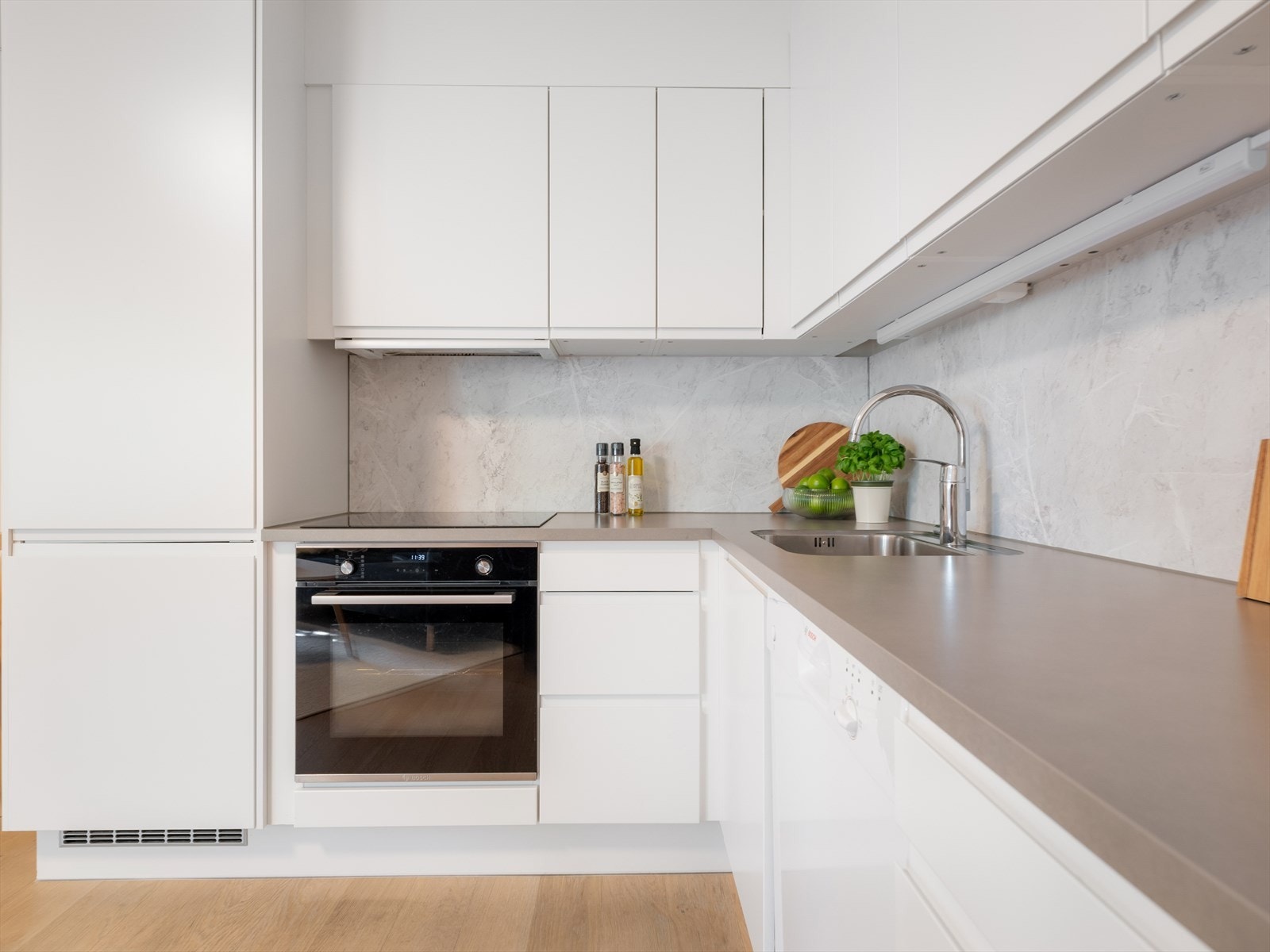 - Innredningen byr på godt med skap- og benkeplass - Galleribilde