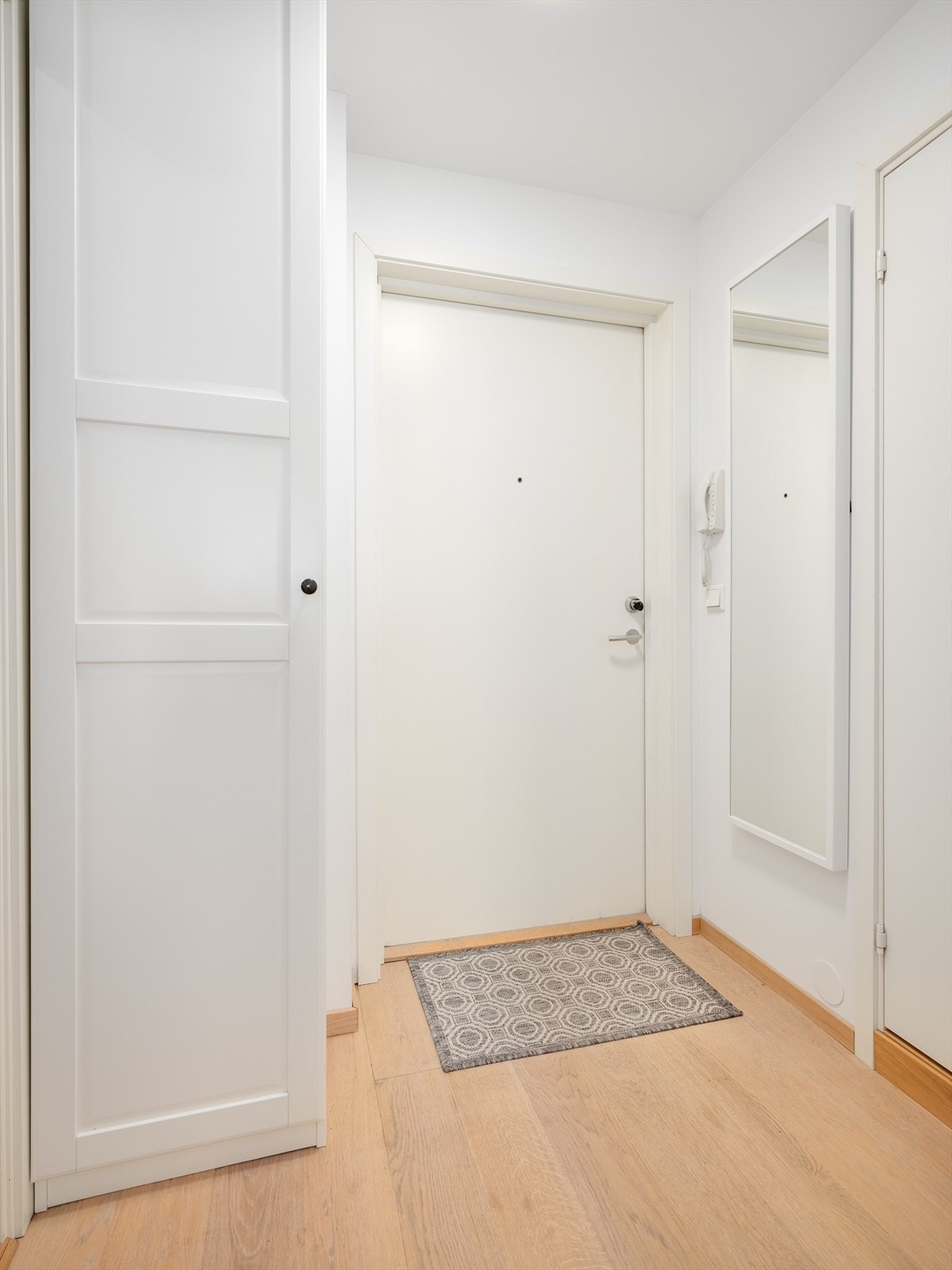 - Leiligheten oppleves som lys og moderne med smarte løsninger - Galleribilde