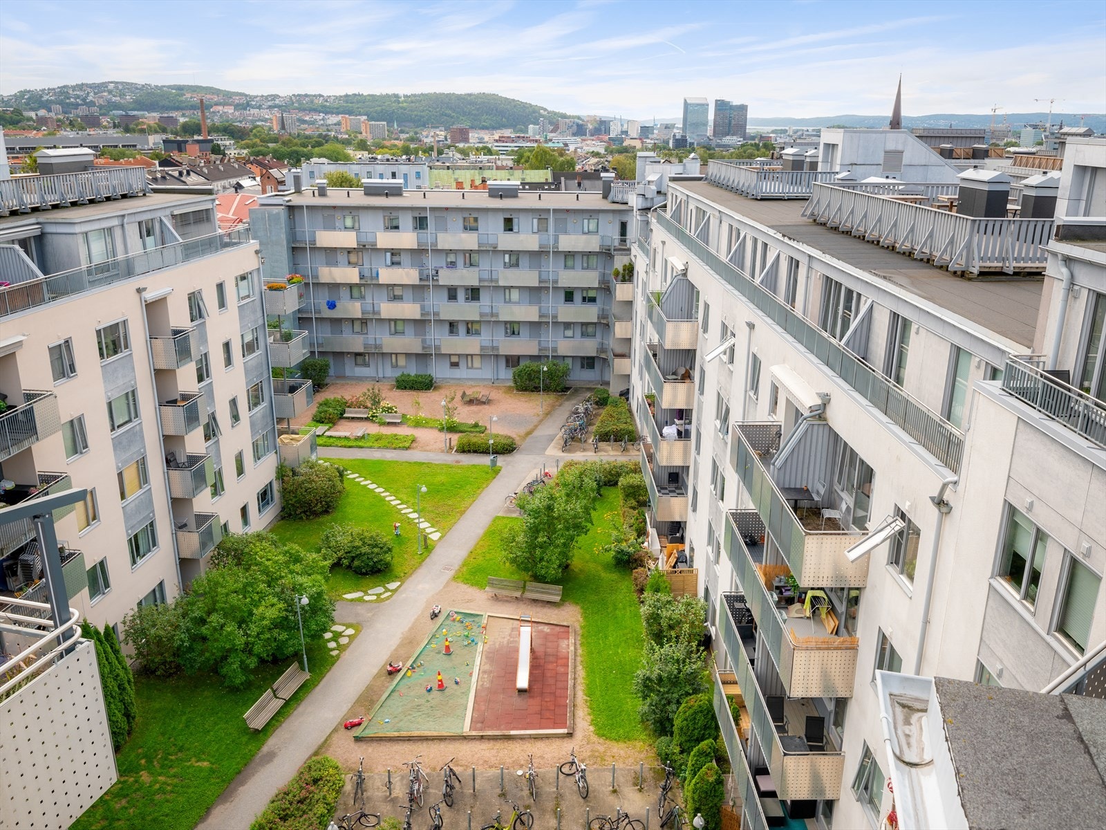 - Boligen vender mot den pent opparbeidet bakgård med felles sykkelstativ, lekeplass, sittebenker og flotte grøntområder - Galleribilde