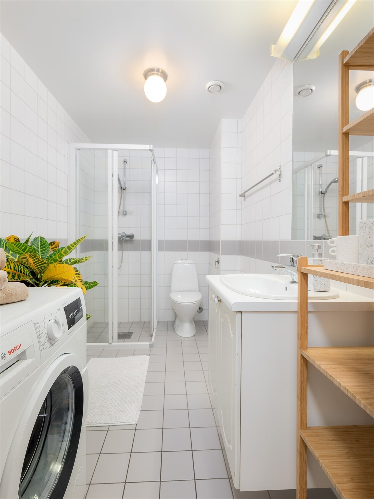 - Badet er utstyrt med dusjhjørne, WC, servantskap, opplegg for vaskemaskin, stoppekran og mekanisk avtrekk - Galleribilde