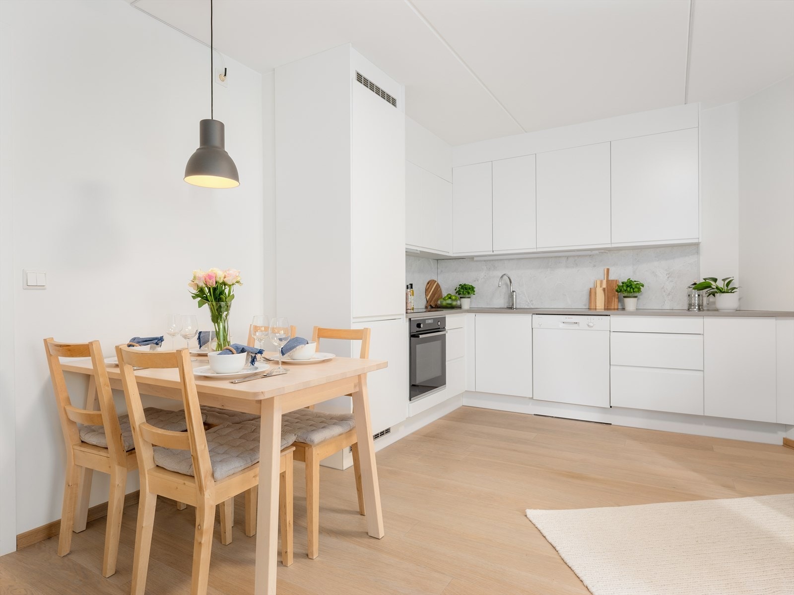 - Norema kjøkkeninnredning med slette fronter og benkeplate med nedfelt koketopp og oppvaskkum av stål - Galleribilde