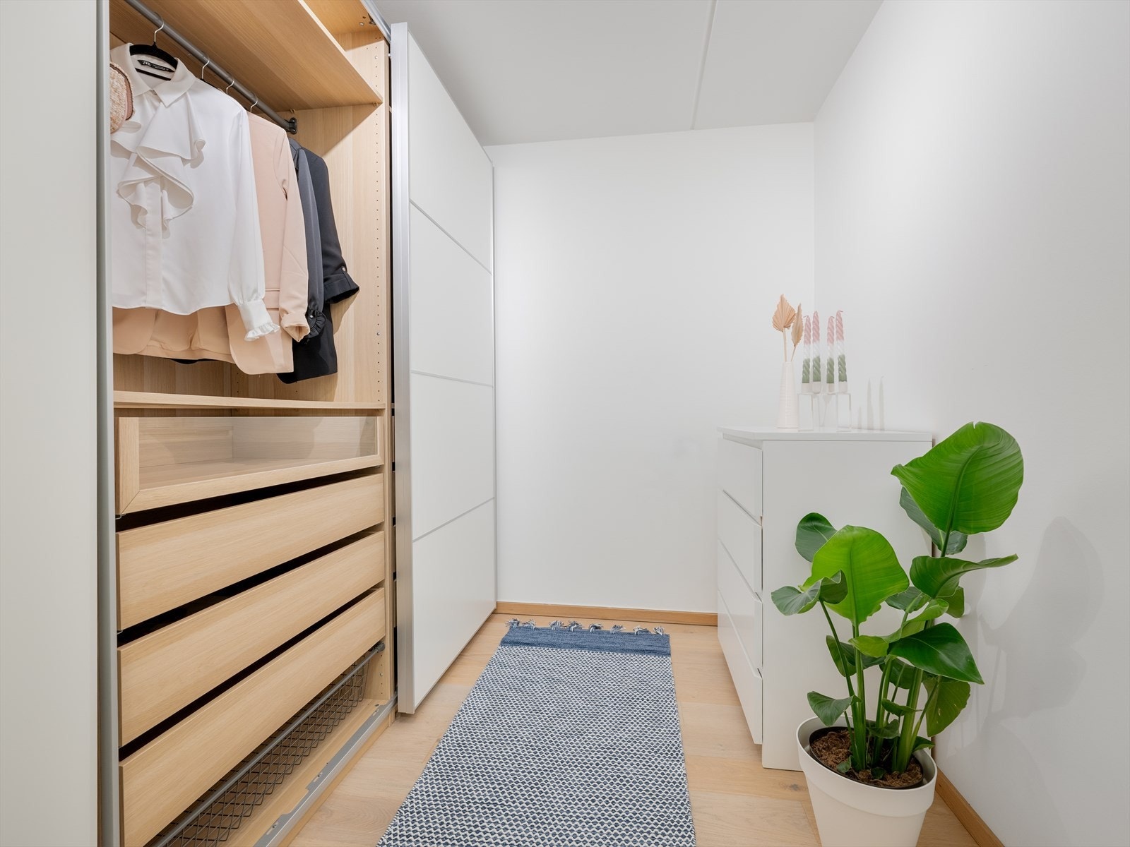 - Fra entréen har du tilgang til en romslig bod for ekstra oppbevaring - Galleribilde