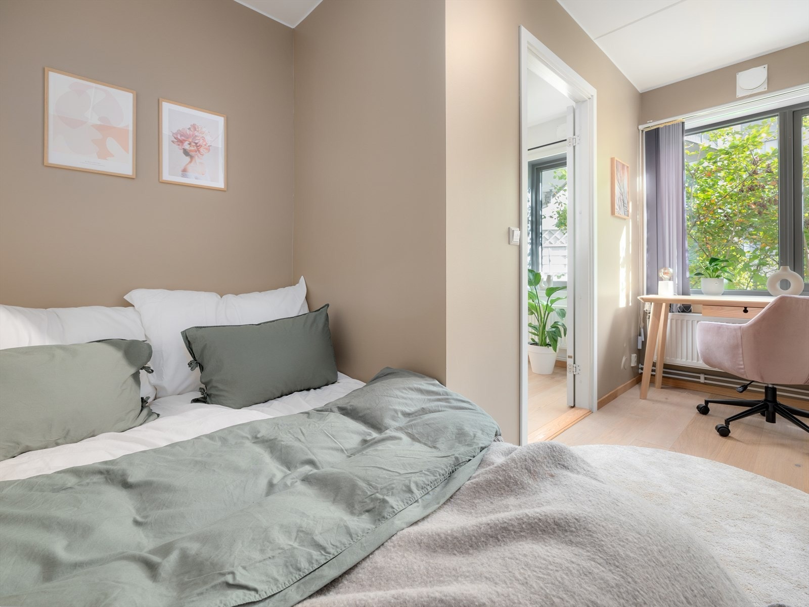 - På soverommet er det plass til en 1,50 meter seng - Galleribilde