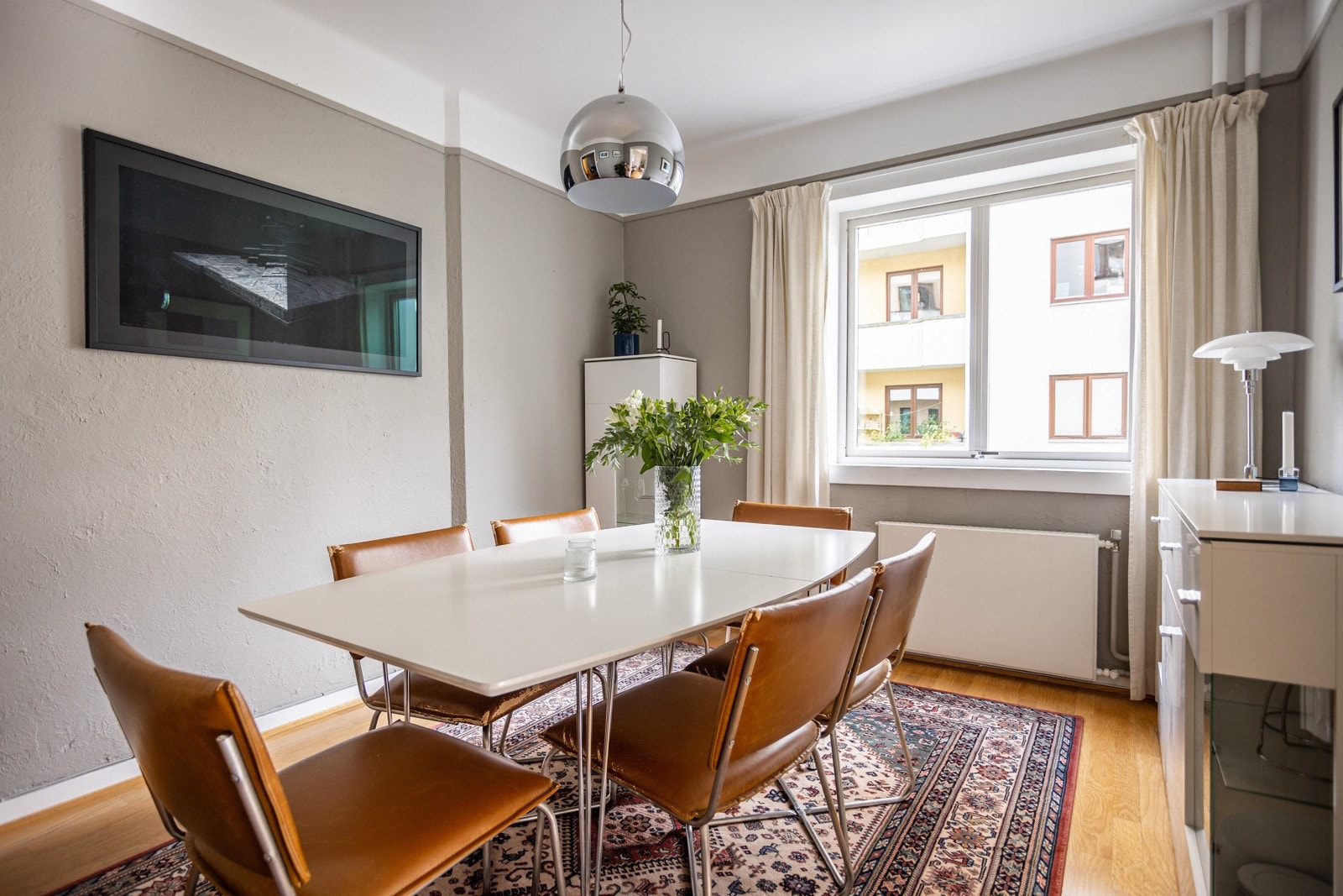God plass til et stort spisebord som kan samle familie og venner til hyggelige måltider. Galleribilde