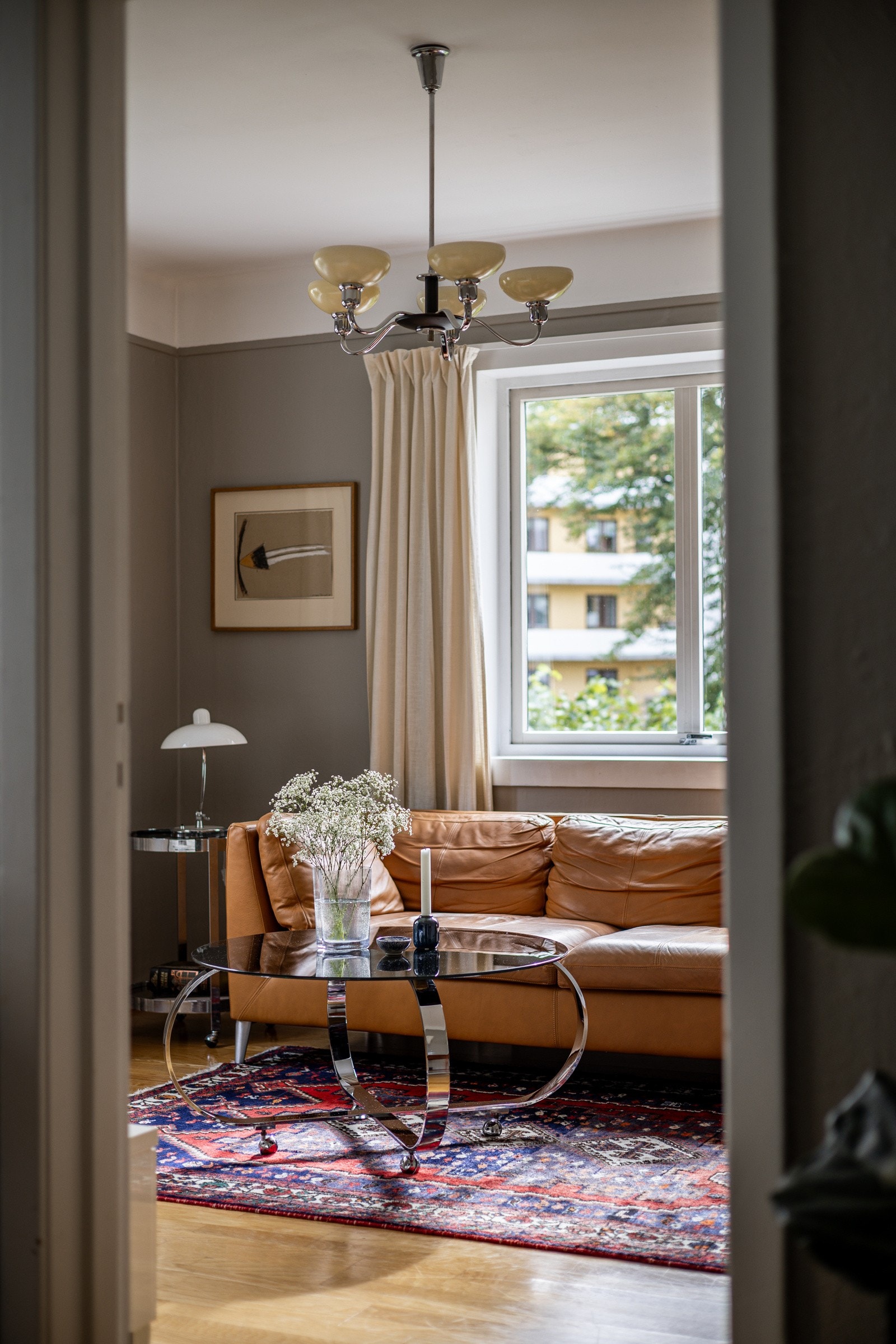 Spisestuen åpner opp til den fine stuen. Galleribilde