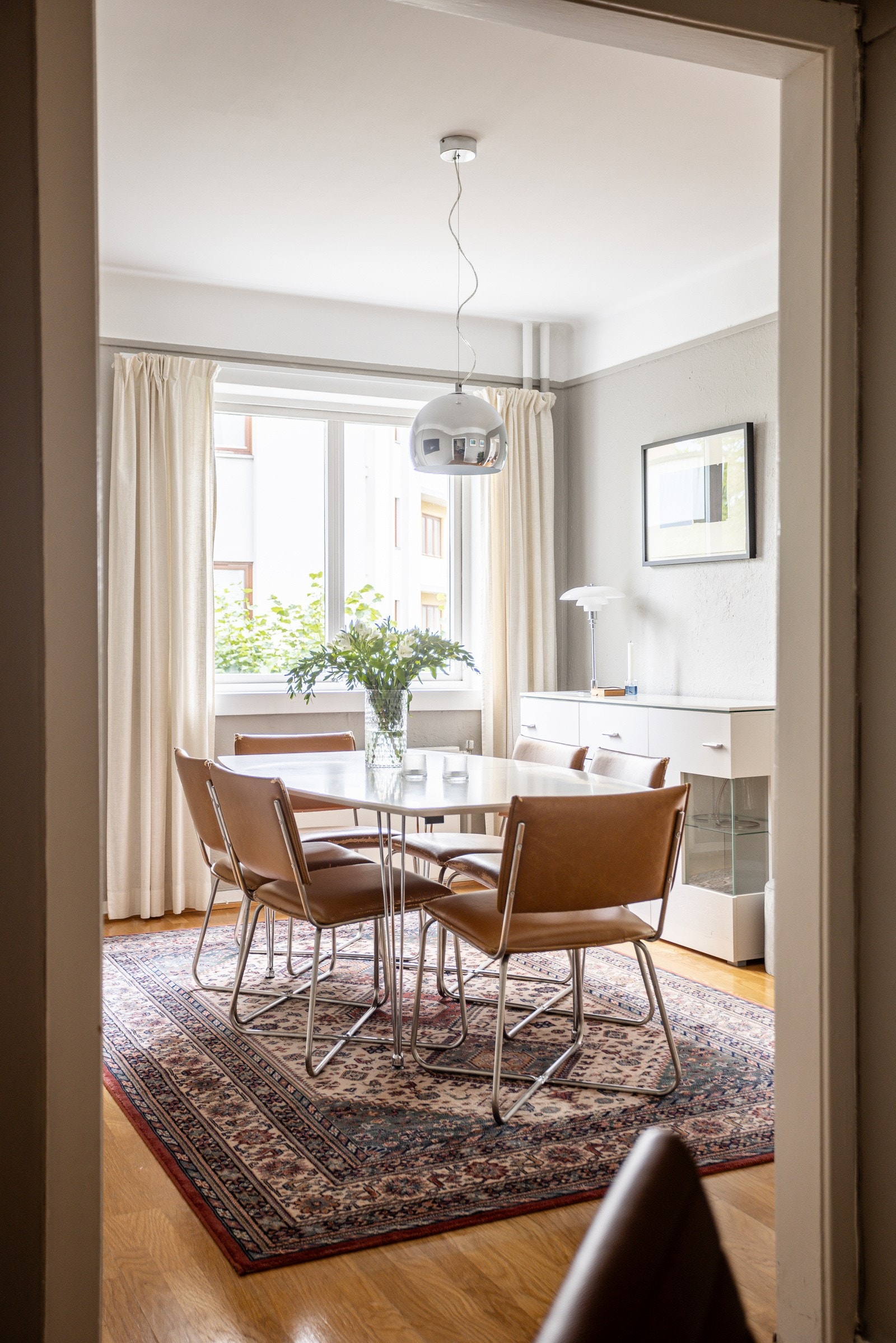 Fra mellomgangen kommer du inn til den lyse og innbydende spisestuen. Galleribilde