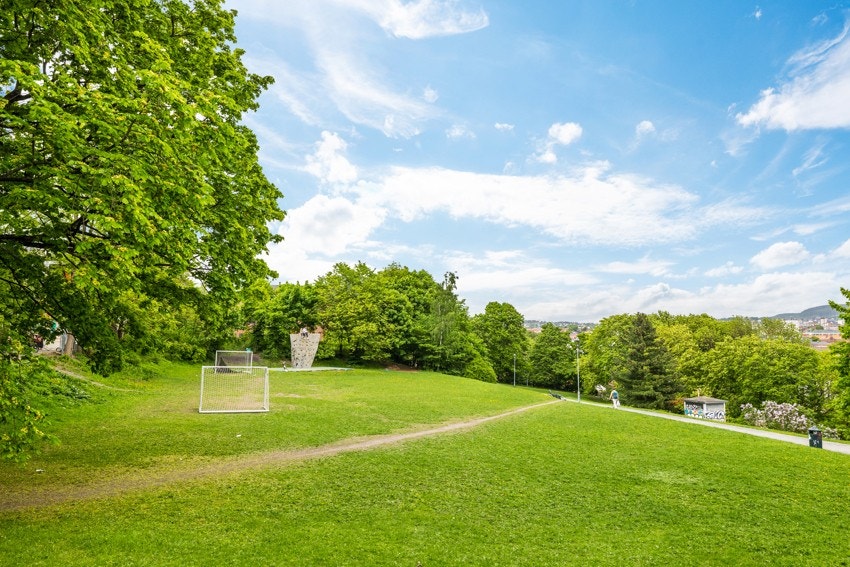 Flott park (Utsikten) med klatrevegg, lekeaparater for de små og med mulighet for både fotball, lek og grilling. Galleribilde