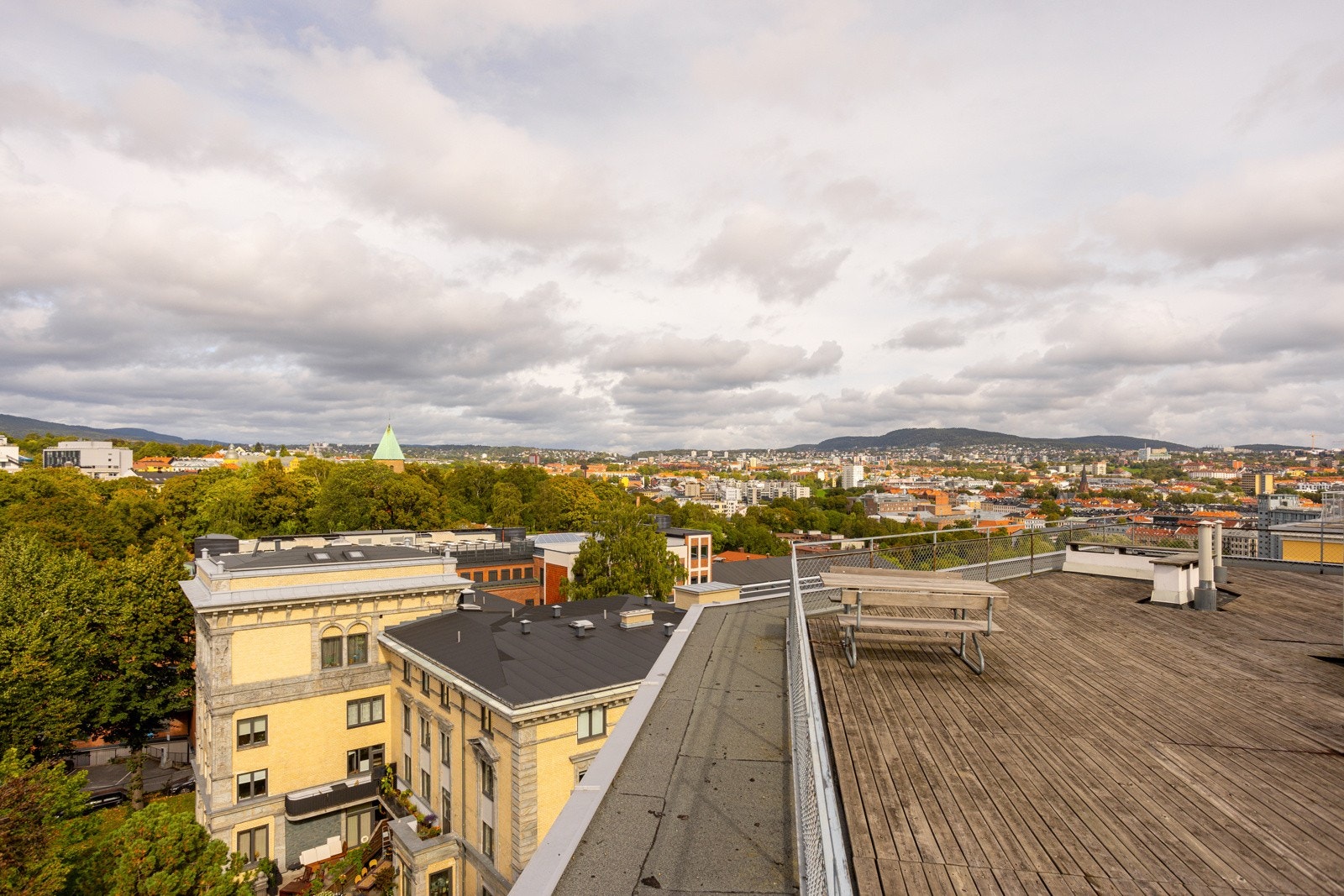 Takterrassen er til fri benyttelse av sameiets beboere og er en fin plass uansett tid på året. Galleribilde