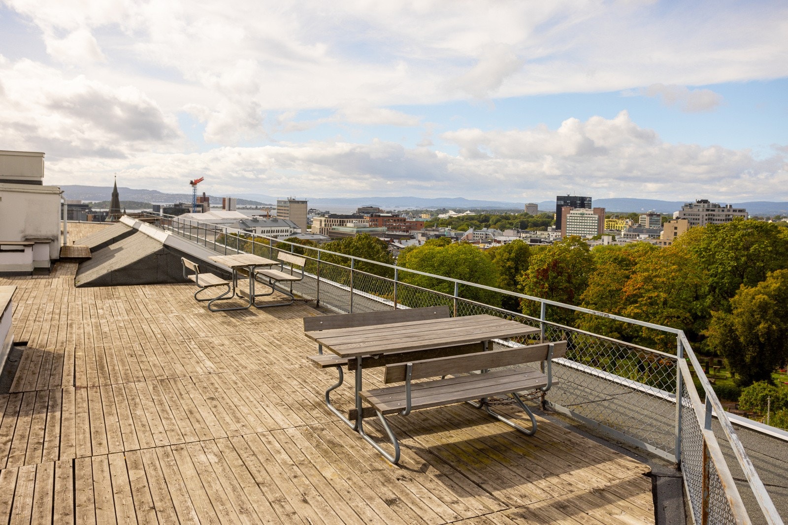En heistur opp til en fantastisk takterrasse med 360 graders utsikt over Oslo sentrum og sol fra soloppgang til solnedgang. Galleribilde
