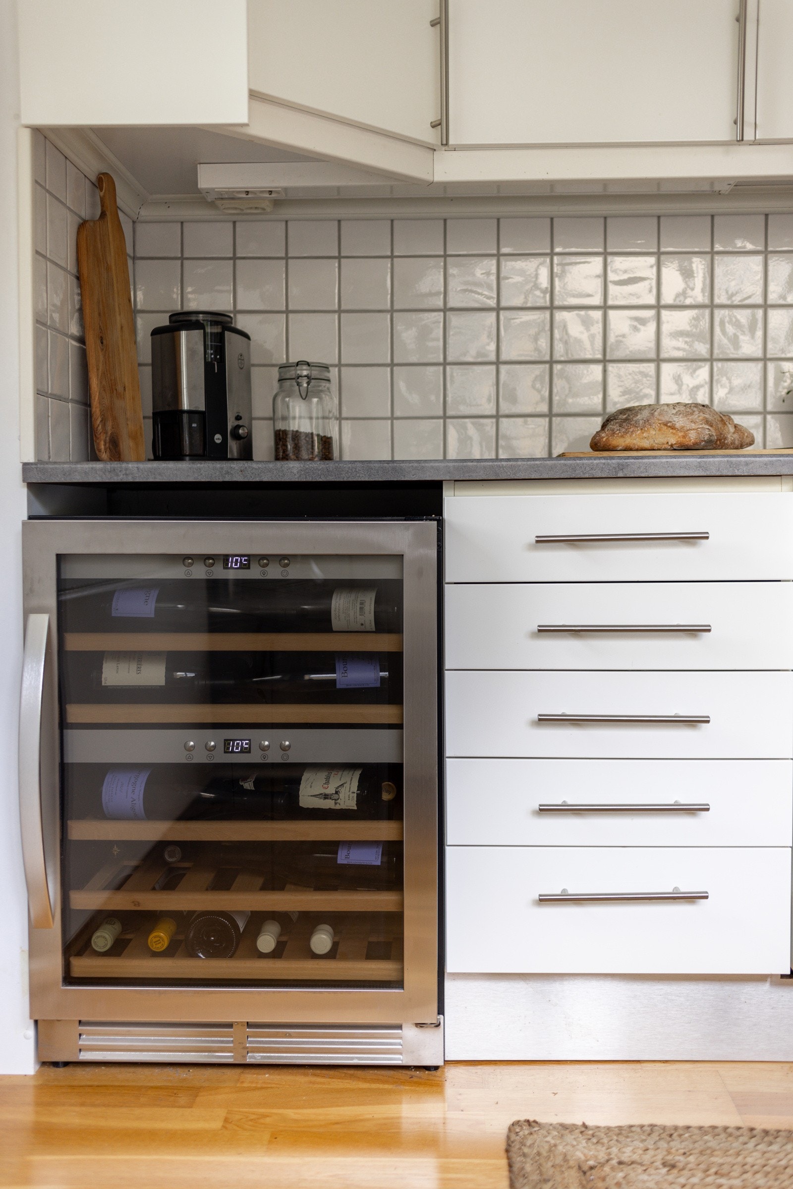 Vinskapet medfølger. Det er også opplegg for vaskemaskin bak, dersom du heller skulle ønske det. (Det er i tillegg fellesvaskeri i kjeller). Galleribilde