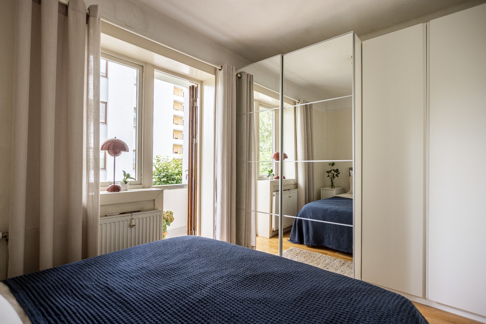 God plass til en stor dobbeltseng med tilhørende nattbord, samt god oppbevaringsplass i romslig skyvedørsgarderobe med speilfronter og et ekstra garderobeskap. Galleribilde
