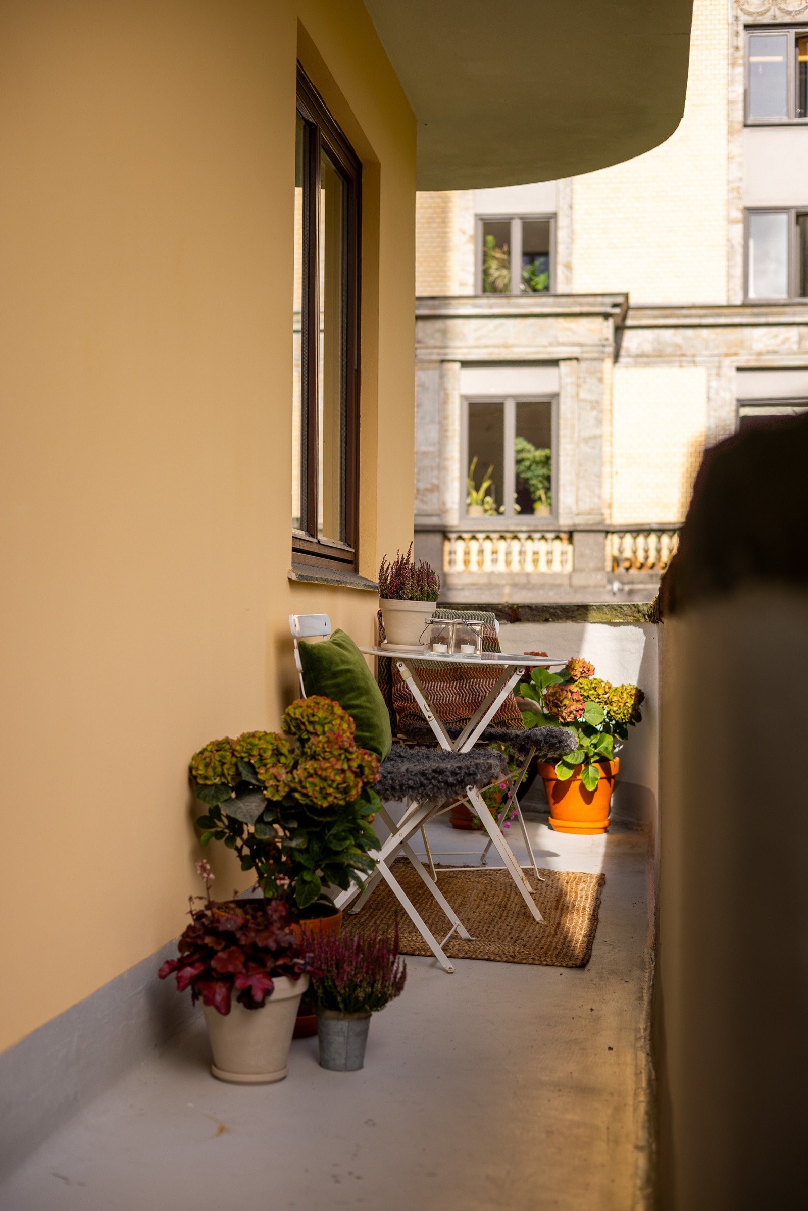 Fra soverommet har du direkte utgang til en hyggelig, overbygget balkong på ca. 7 m², perfekt for å nyte både morgenkaffen og lange, late sommerkvelder. Galleribilde