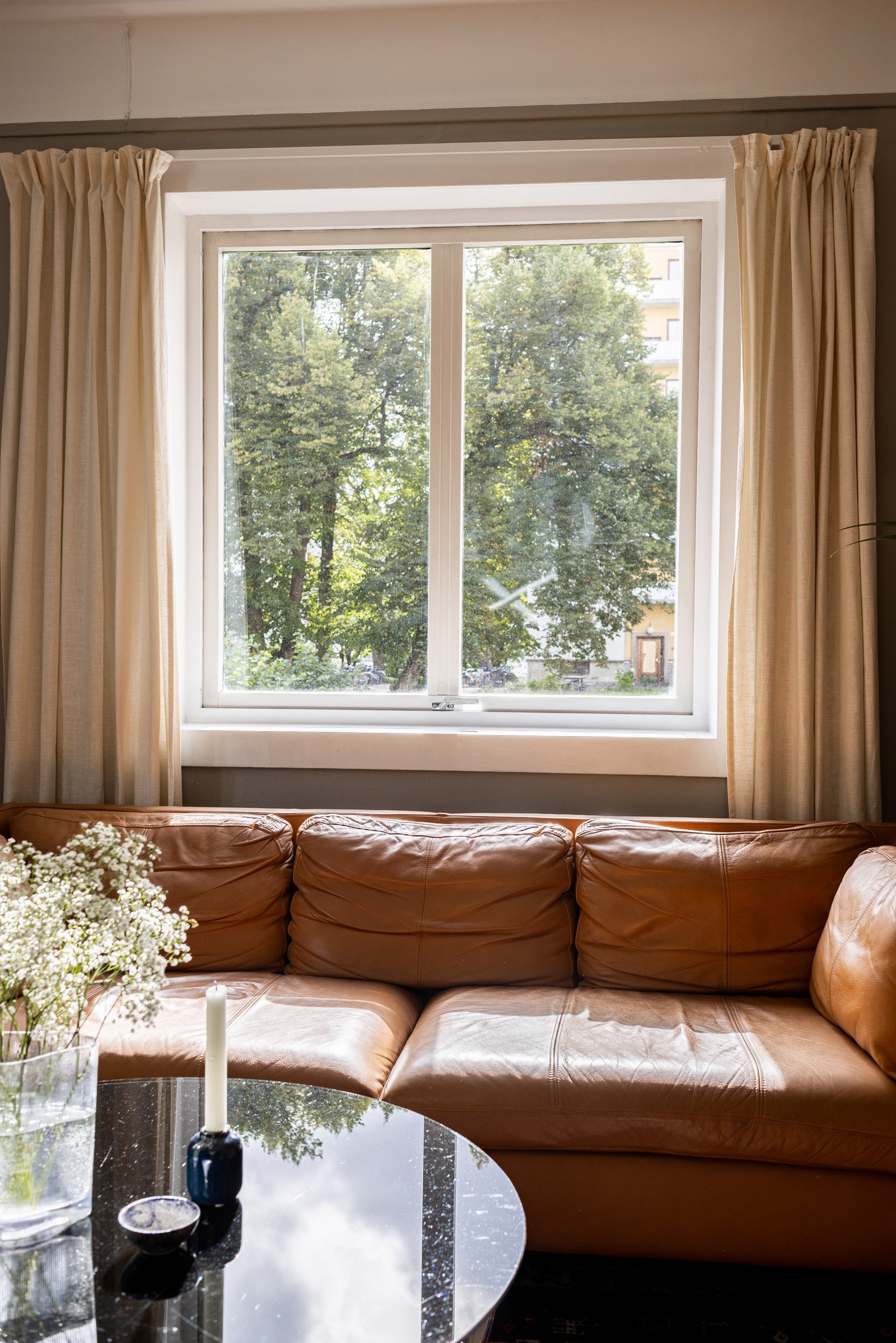 Store vindusflater på to sider slipper inn rikelig med naturlig lys, samtidig som den luftige plasseringen gir minimalt med innsyn og god avstand til nabobyggene. Galleribilde