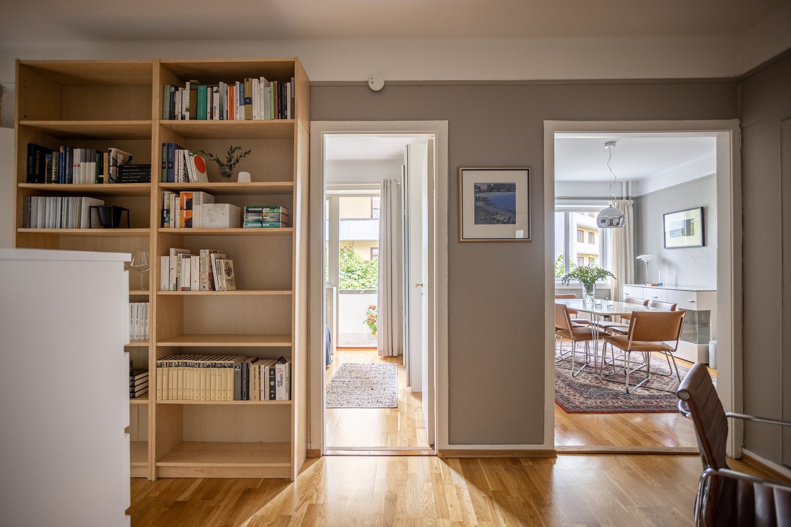 God planløsning med store, lyse og lettmøblerte rom. Her har du flere muligheter for endringer av romløsning etter egne ønsker og behov. Galleribilde