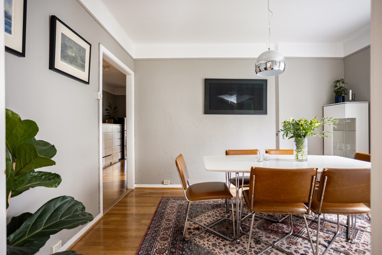 Plasseringen av spisebordet nær vinduene gir en hyggelig atmosfære, hvor man kan nyte både dagslys og hyggelig utsyn. Galleribilde