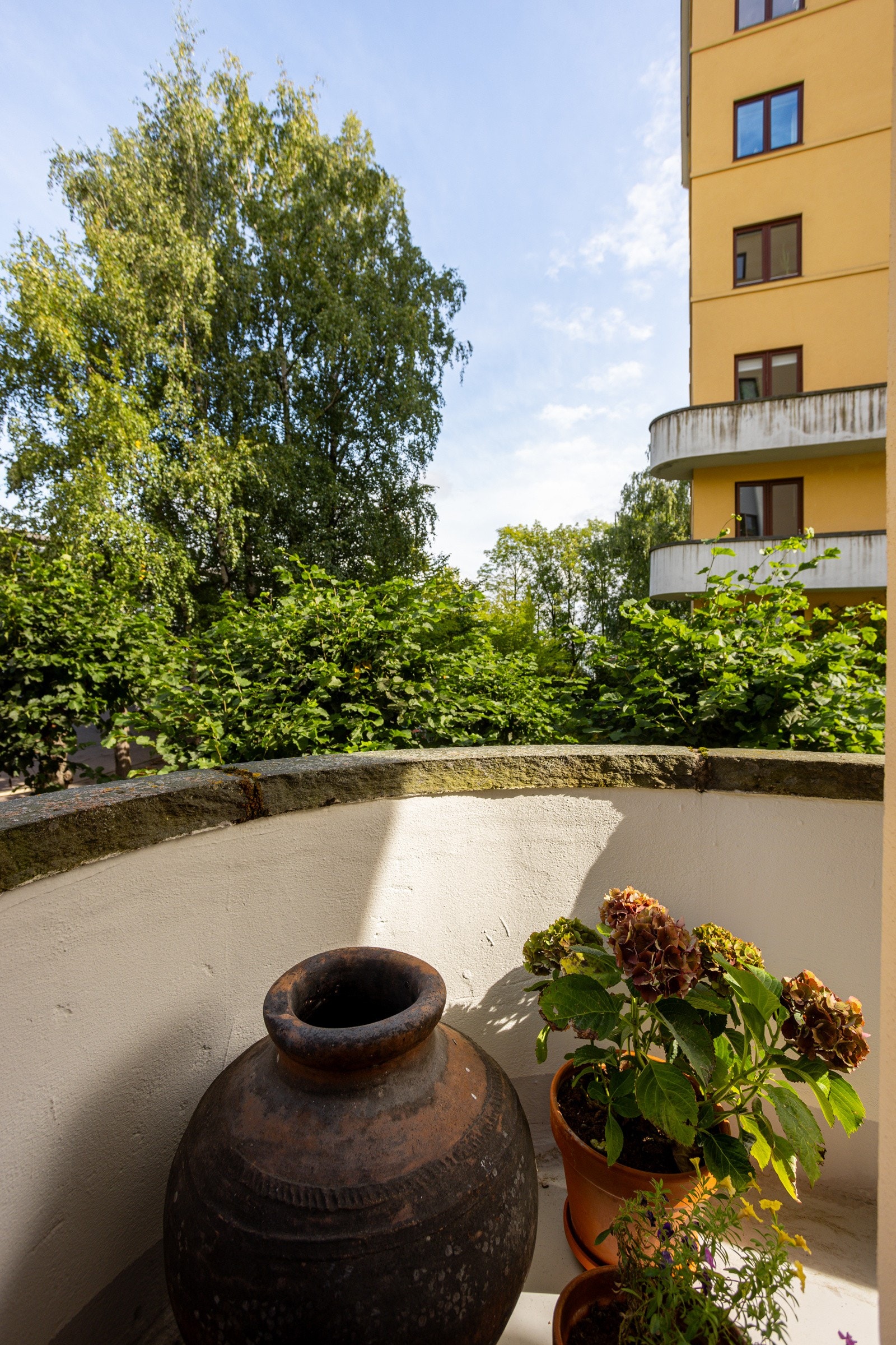 Denne leiligheten er en av få i sameiet som har privat balkong. Galleribilde
