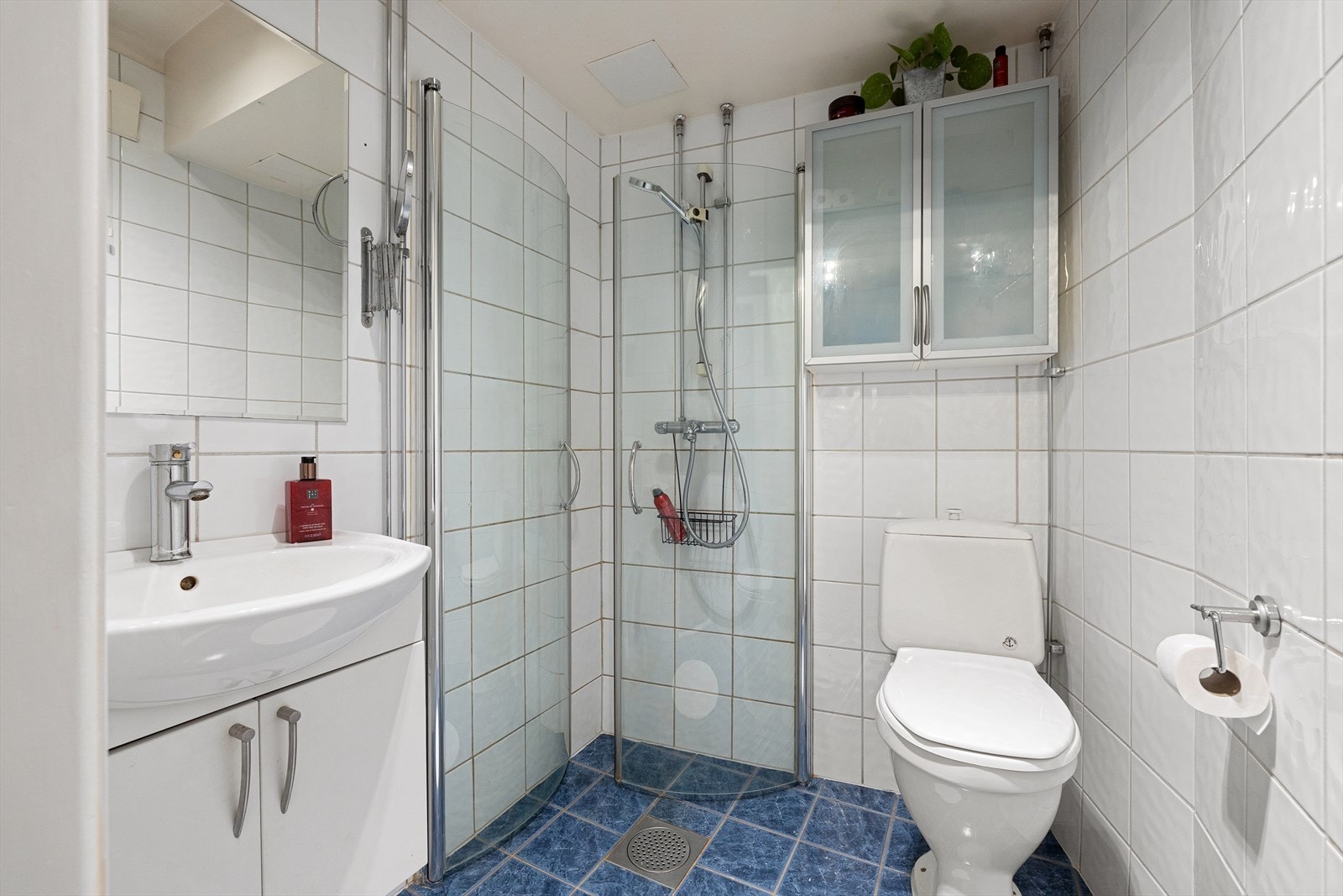 - Flislagt bad oppgradert i 2001 i regi av borettslaget med varme i gulv, klosett, servant med skap og dusj-hjørne - Galleribilde