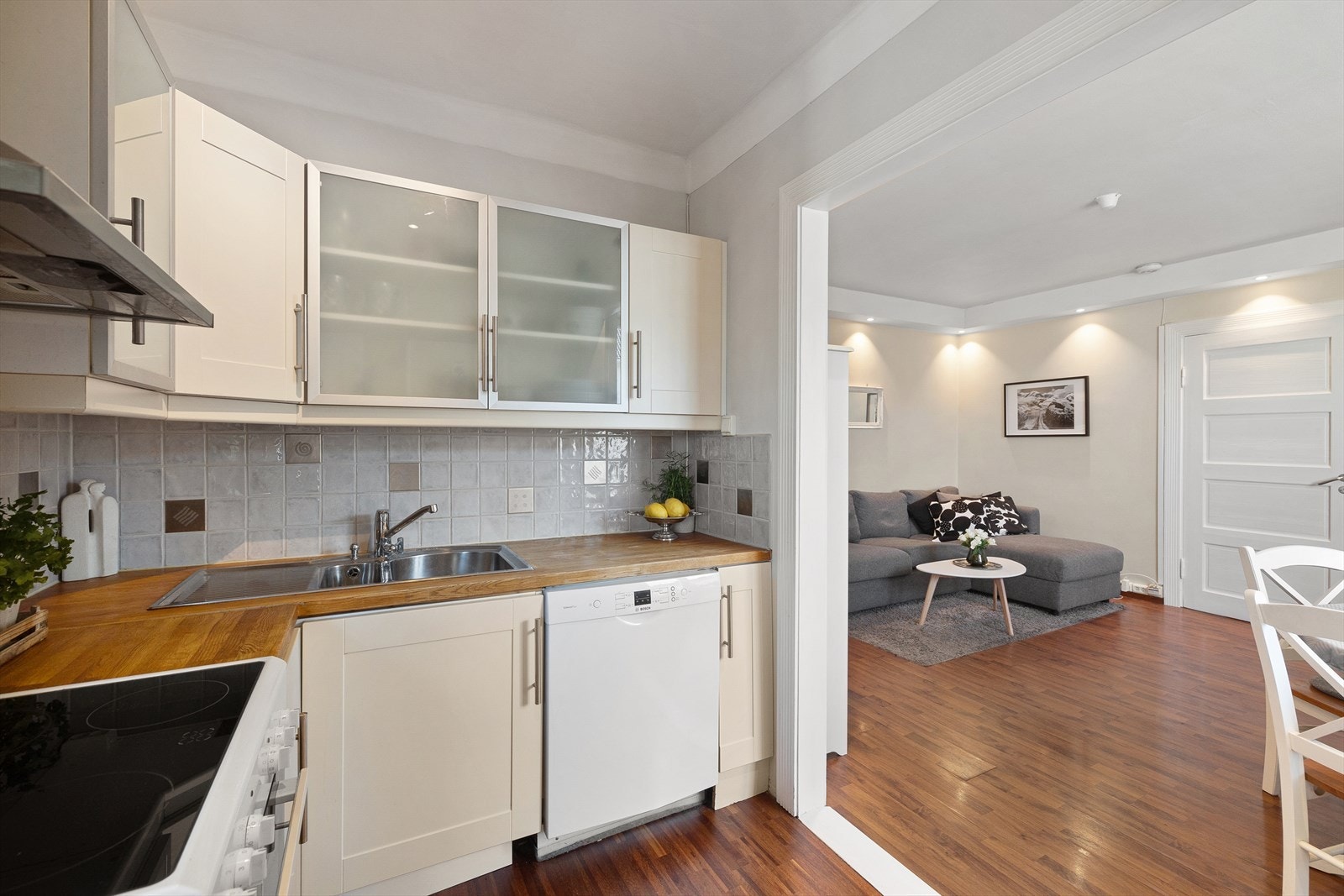 - Kjøkken og stue i delvis åpen løsning som bidrar til en luftig atmosfære - Galleribilde