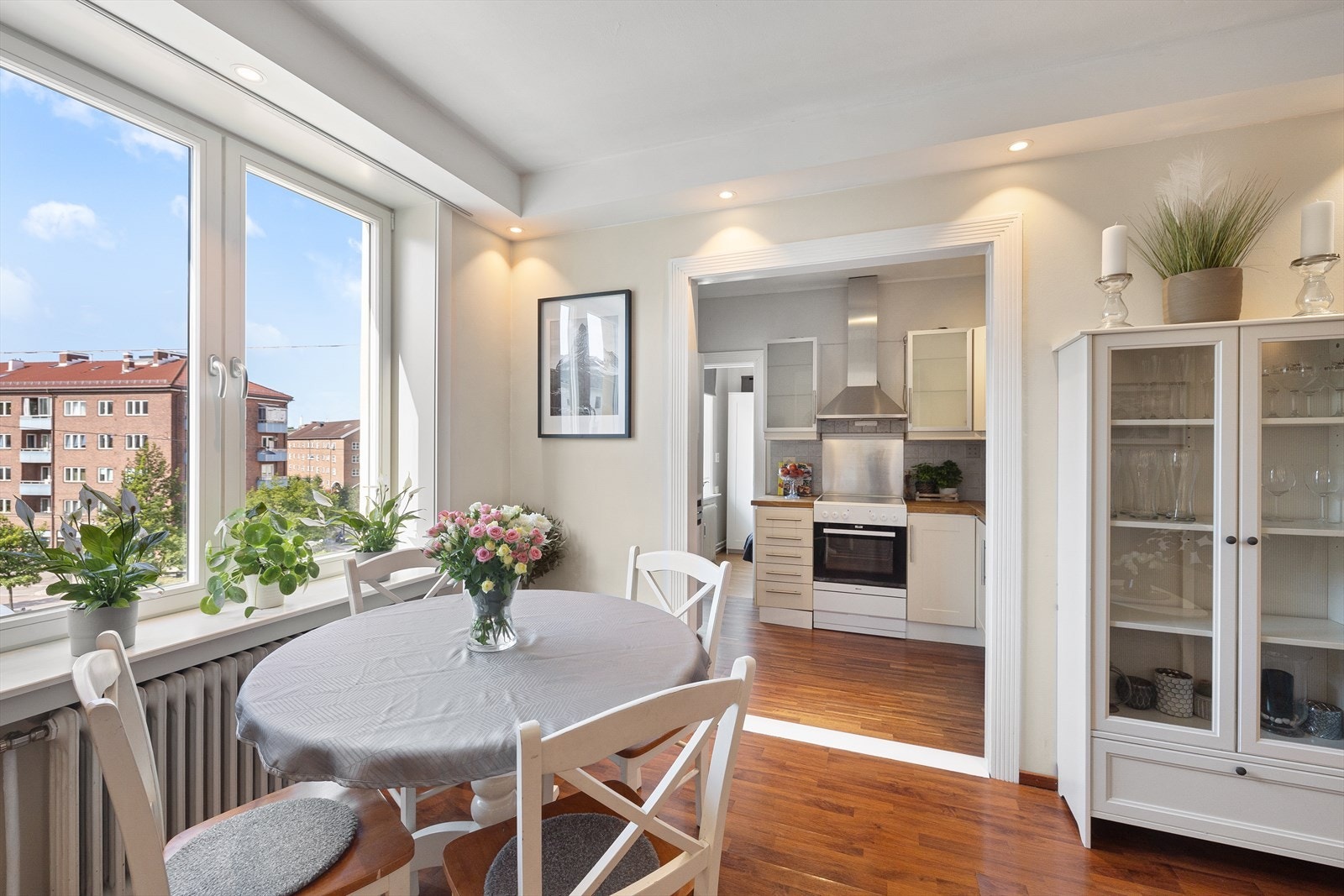 - Det er naturlig plass til spisebord ved kjøkkenet. Her kan alle dagens måltider nytes i ro og fred - Galleribilde