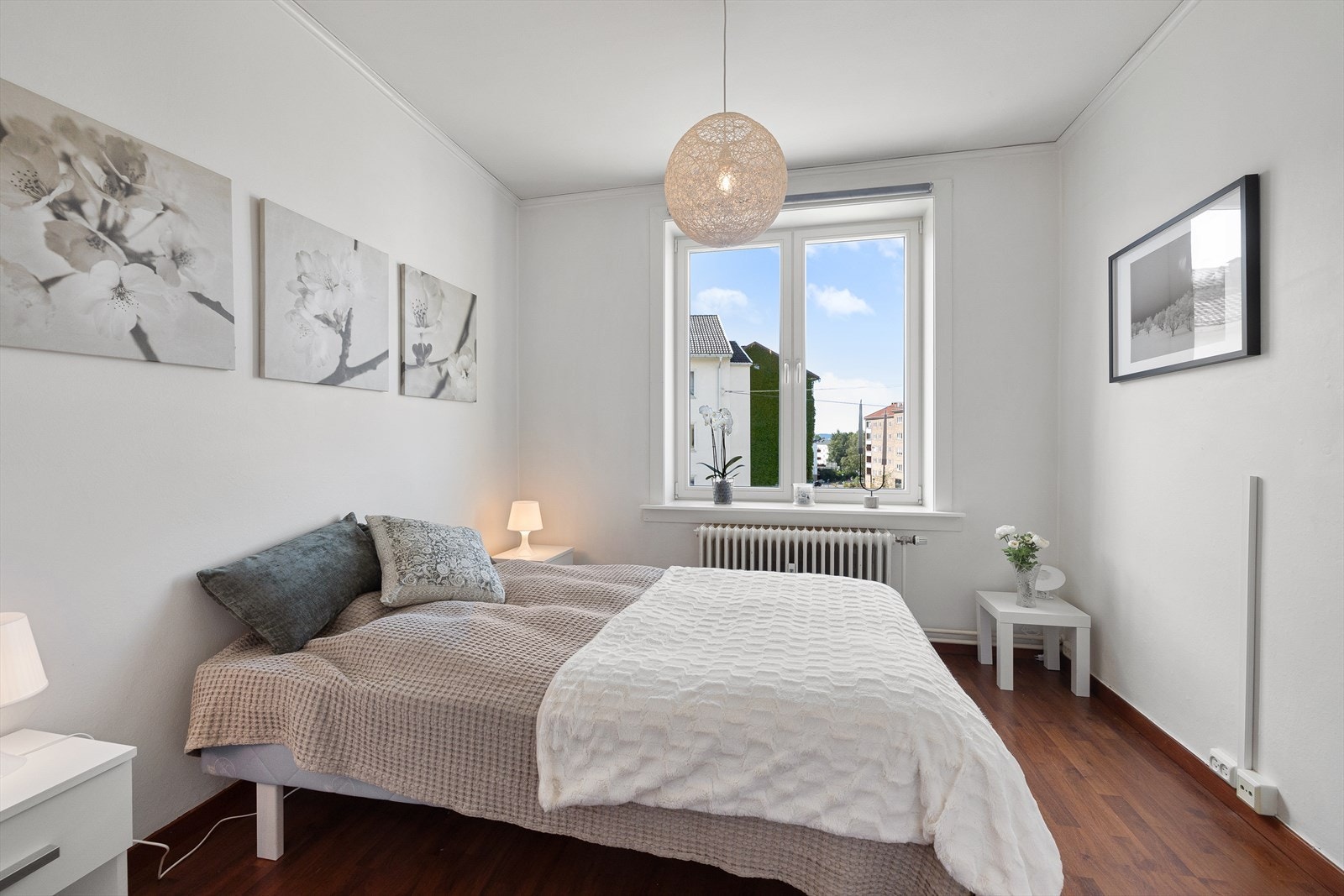 - Romslig og pent soverom med god plass til dobbeltseng og nattbord - Galleribilde